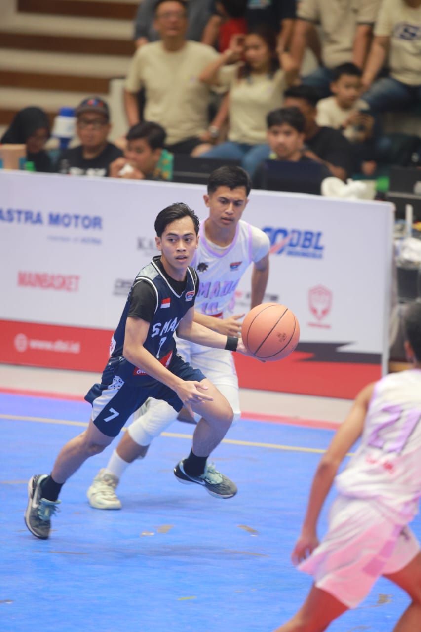 Forward SMA WR Soepratman Samarinda Maximillianus Elvigar Jenau mencoba memasuki daerah pertahanan SMAN 2 Sangatta Utara.