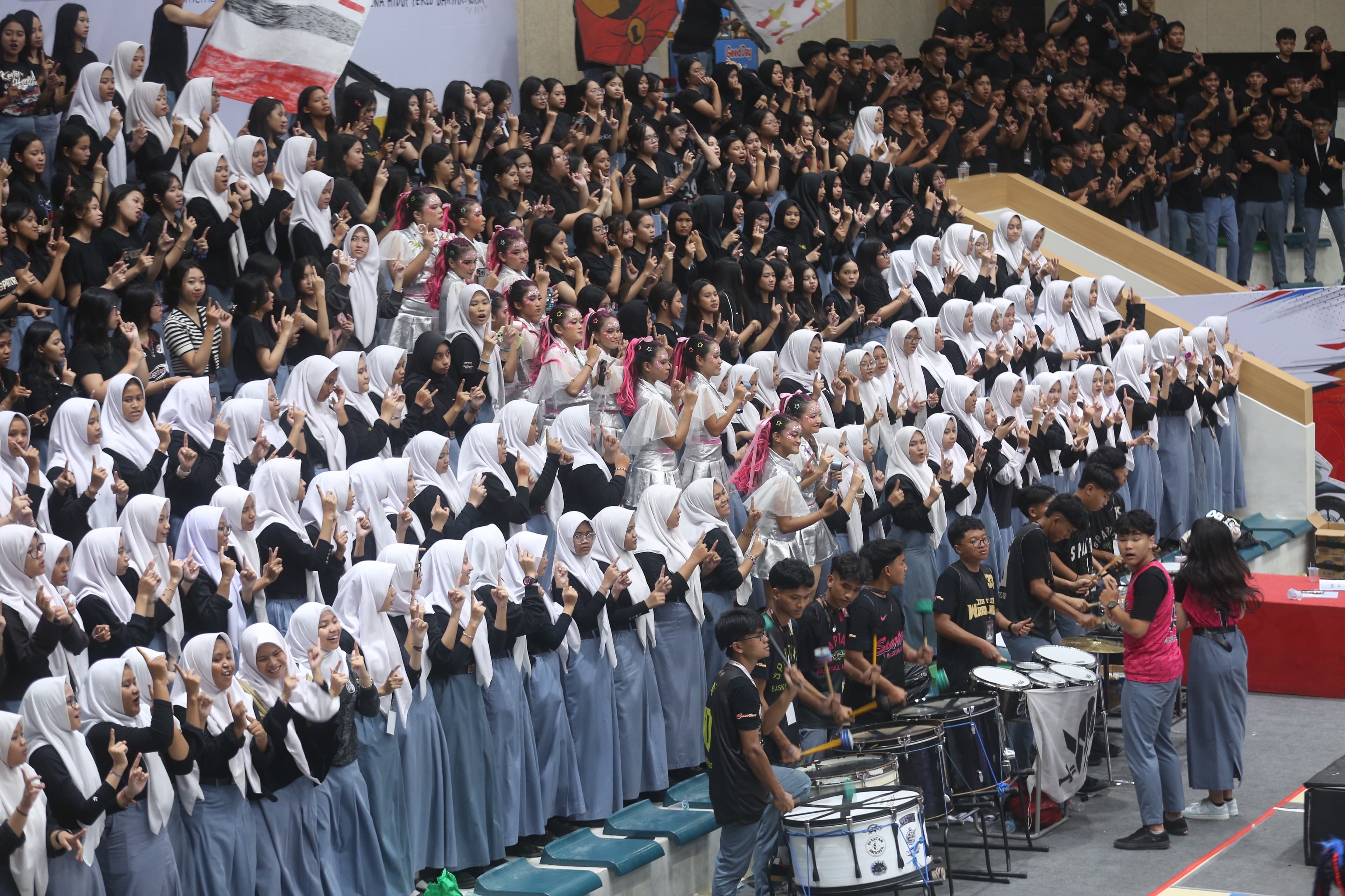 Atmosfer meriah yang diciptakan Spartan Smansa Samarinda semakin mengukuhkan mereka sebagai salah satu kelompok suporter paling solid di DBL Samarinda.