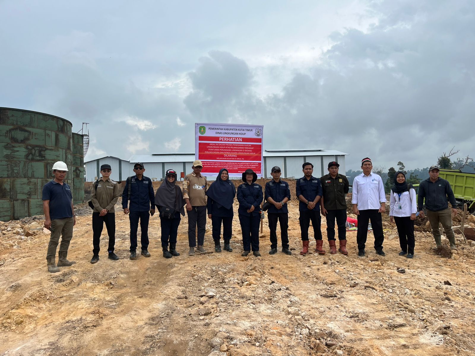 IZIN TAK LENGKAP: Penyegelan Pabrik Minyak Kelapa Sawit PT KSM oleh DLH Kutim (FOTO: IST)
