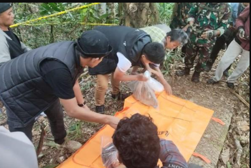 TUNGGU TES DNA: Petugas identifikasi Polres Palopo saat di lokasi penemuan kerangka manusia diduga perempuan di hutan lindung, KM 35 Battang Barat. (FOTO: IST)