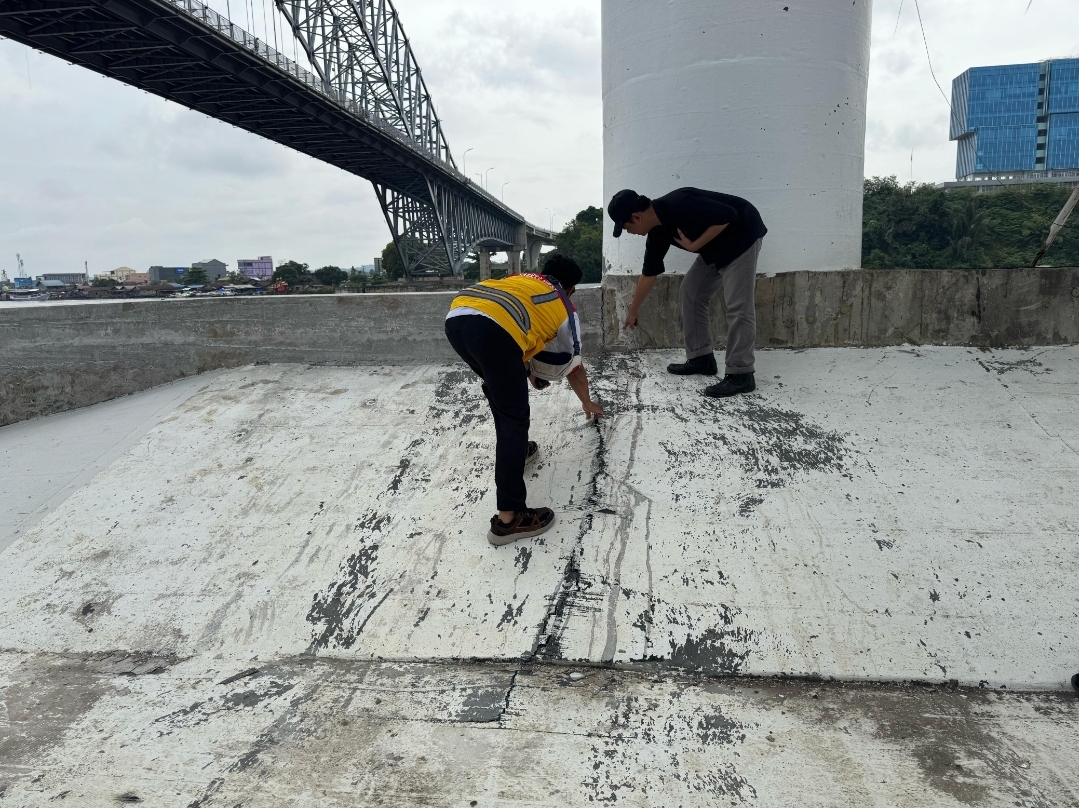 CEK KONDISI: Tim dari Balai Besar Pelaksana Jalan Nasional SKPD TP 02 mengecek kondisi pilar Jembatan Mahakam yang ditabrak, Minggu (16/2) lalu.