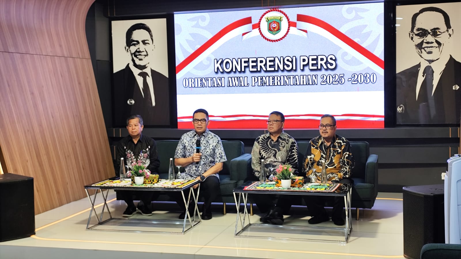 RODA PEMERINTAHAN: Andi Harun (kedua kiri) menyampaikan jadwal pelantikan yang akan digelar 20 Februari mendatang. (DENNY SAPUTRA/KP)