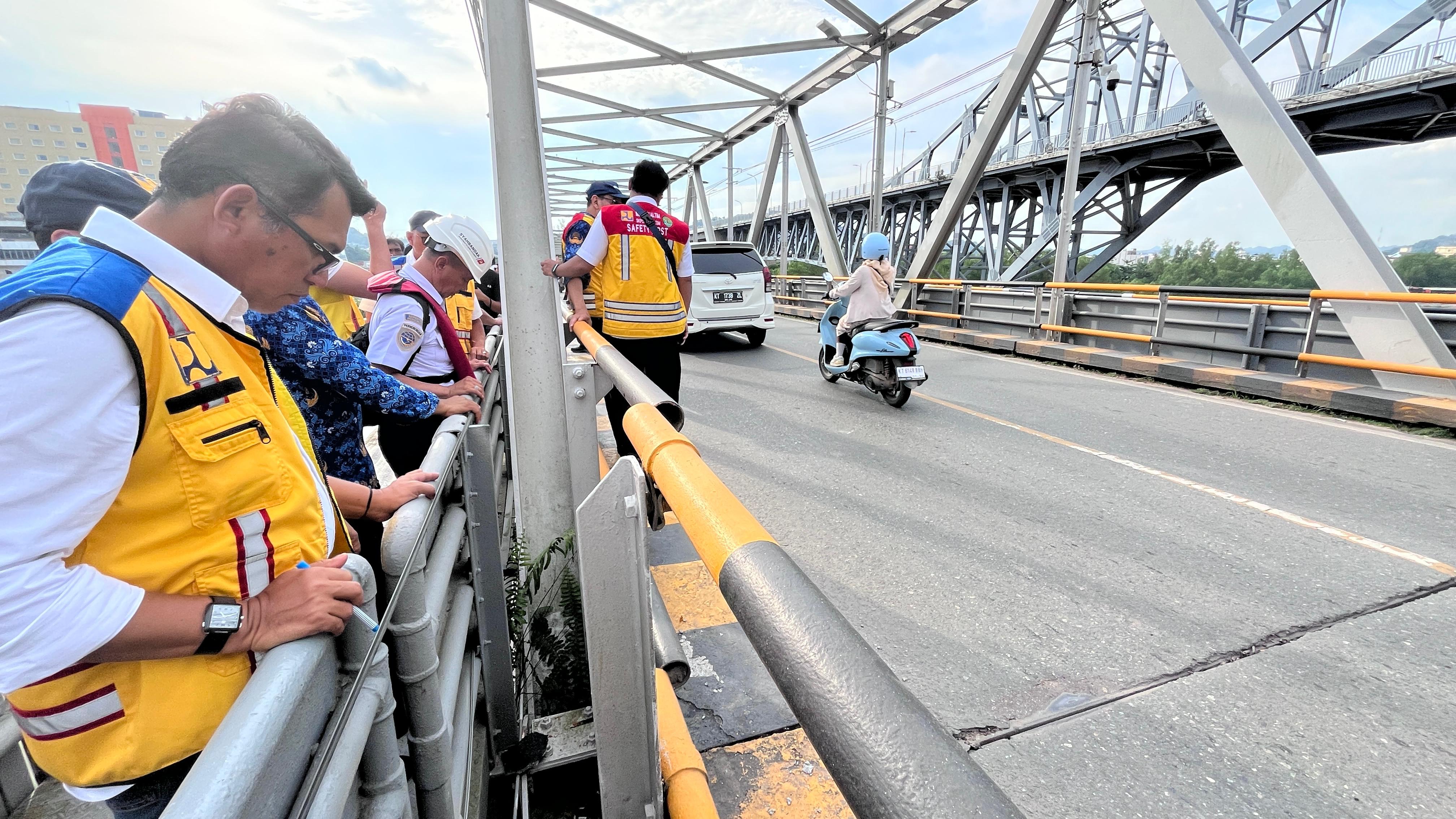 BERGESER: Kondisi jembatan juga sedikit mengalami pergeseran pascadihanta tongkang bermuatan kayu.