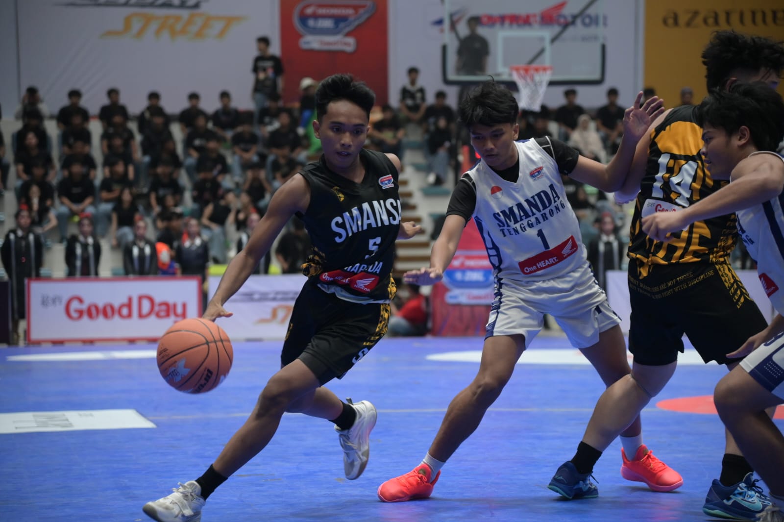 Forward SMAN 1 Samarinda Daffa Abdul Fattah membawa bola memasuki daerah pertahanan SMAN 2 Tenggarong.