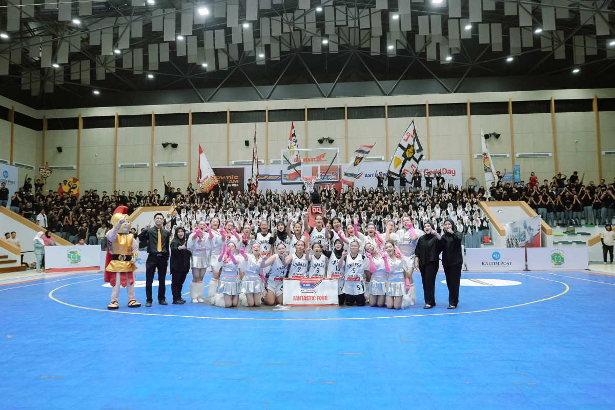 Tim putri SMAN 1 Samarinda memastikan tempat di fantastic four usai menaklukkan SMAN 16 Samarinda 25-14.