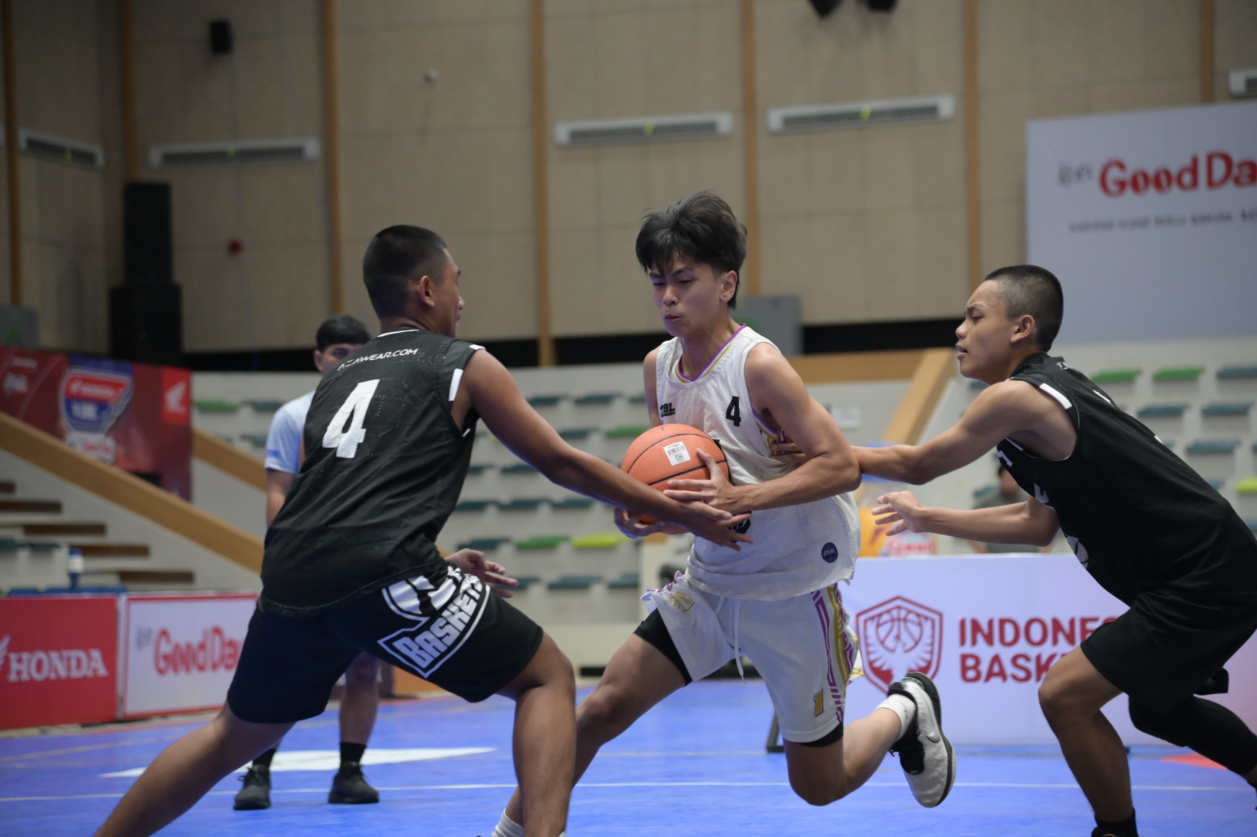 Pemain SMAN 4 Balikpapan mencoba merebut bola dari tangan Jason,  kapten tim SMA Sunodia Samarinda.