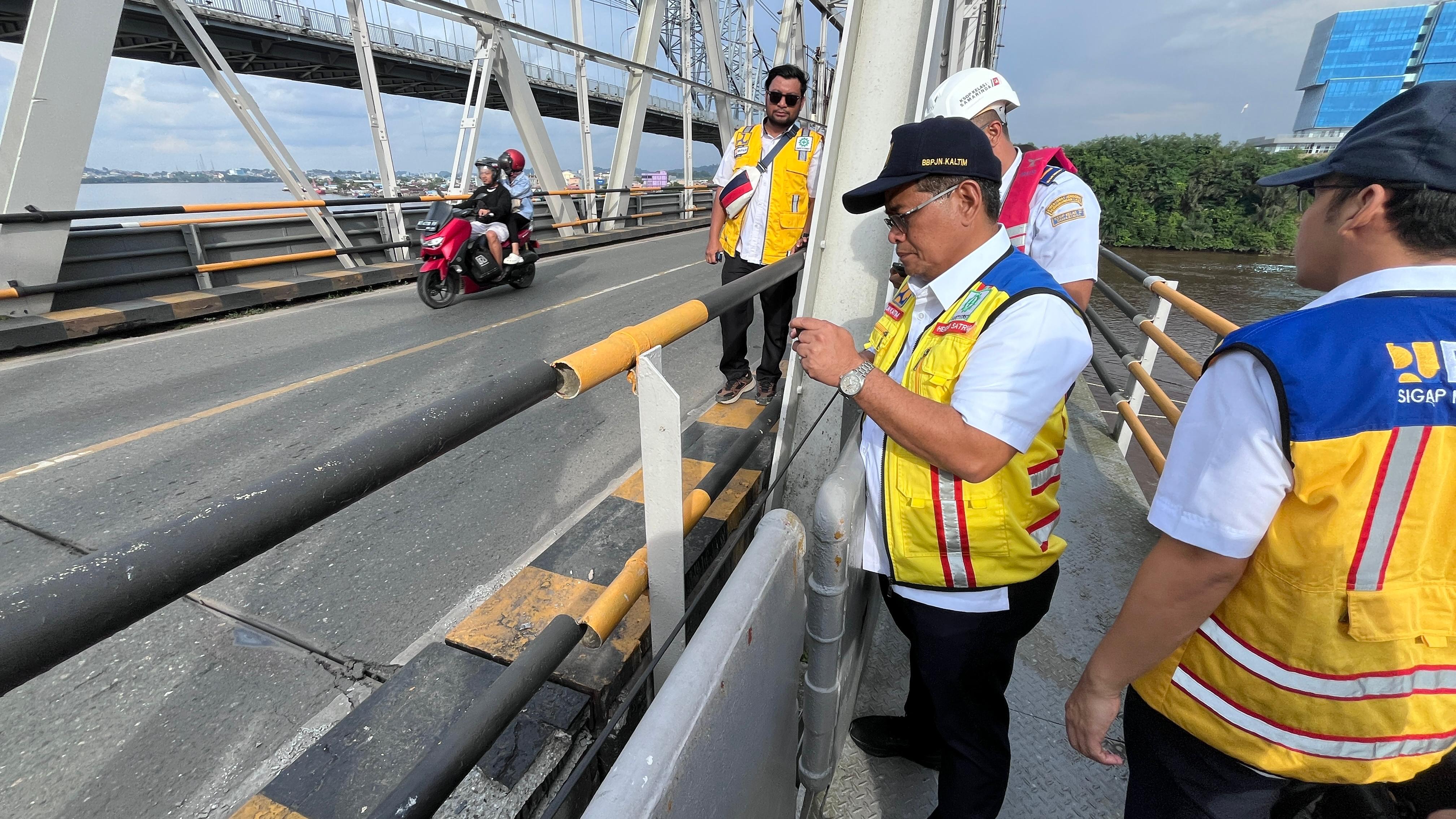 RENGGANG: Pengecekkan jembatan dilakukan BBPJN Kaltim, melihat kondisi di salah satu titik di Jembatan Mahakam mengalami pergeseran akibat dihantam Tongkang Indosukses 28 yang bermuatan kayu.