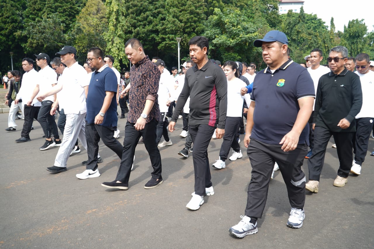 RANGKAIAN: Mudyat Noor dan Abdul Waris Muin sedang menjalani serangkaian kegiatan pelatihan baris berbaris.