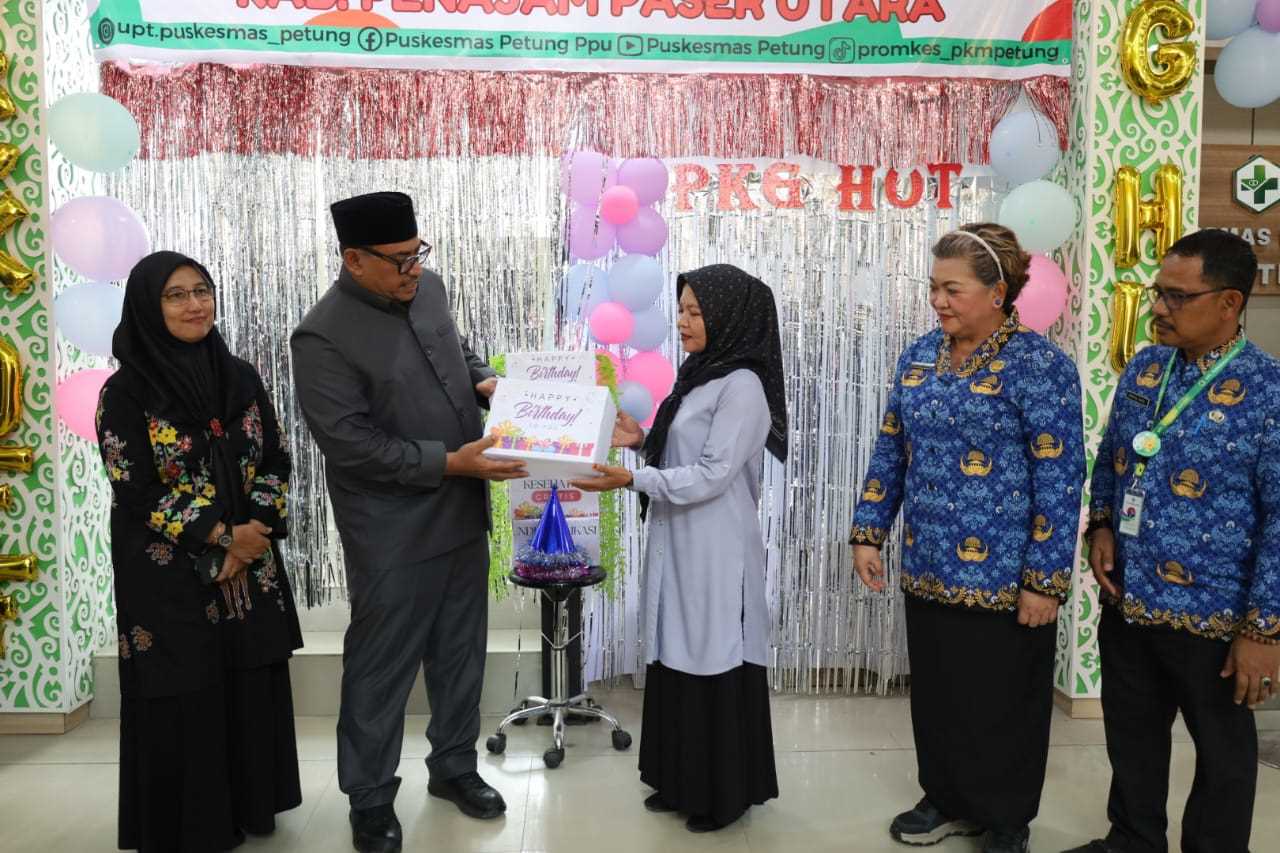 DIRESMIKAN: Pj Bupati PPU, Muhammad Zainal Arifin (dua kiri) saat meresmikan dimulainya PKG di daerah ini. Tampak pula, Kepala Diskes PPU, Jansje Grace Makisurat (dua kanan) pada kegiatan persemian.