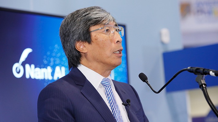 ILMUWAN: Patrick Soon-Shiong terkenal karena menemukan obat kanker Abraxane. Obat itu menjadi sangat populer berkat kemanjurannya melawan kanker paru-paru, payudara, dan pankreas.