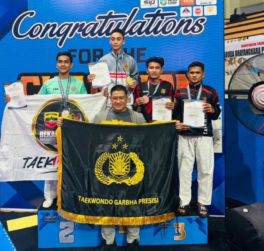 PRESTASI: Dua personel Polres Mahulu (jaket hitam) mampu meraih perunggu ajang Kasal Cup 2 Internasional Open Taekwondo Championship di Bali.