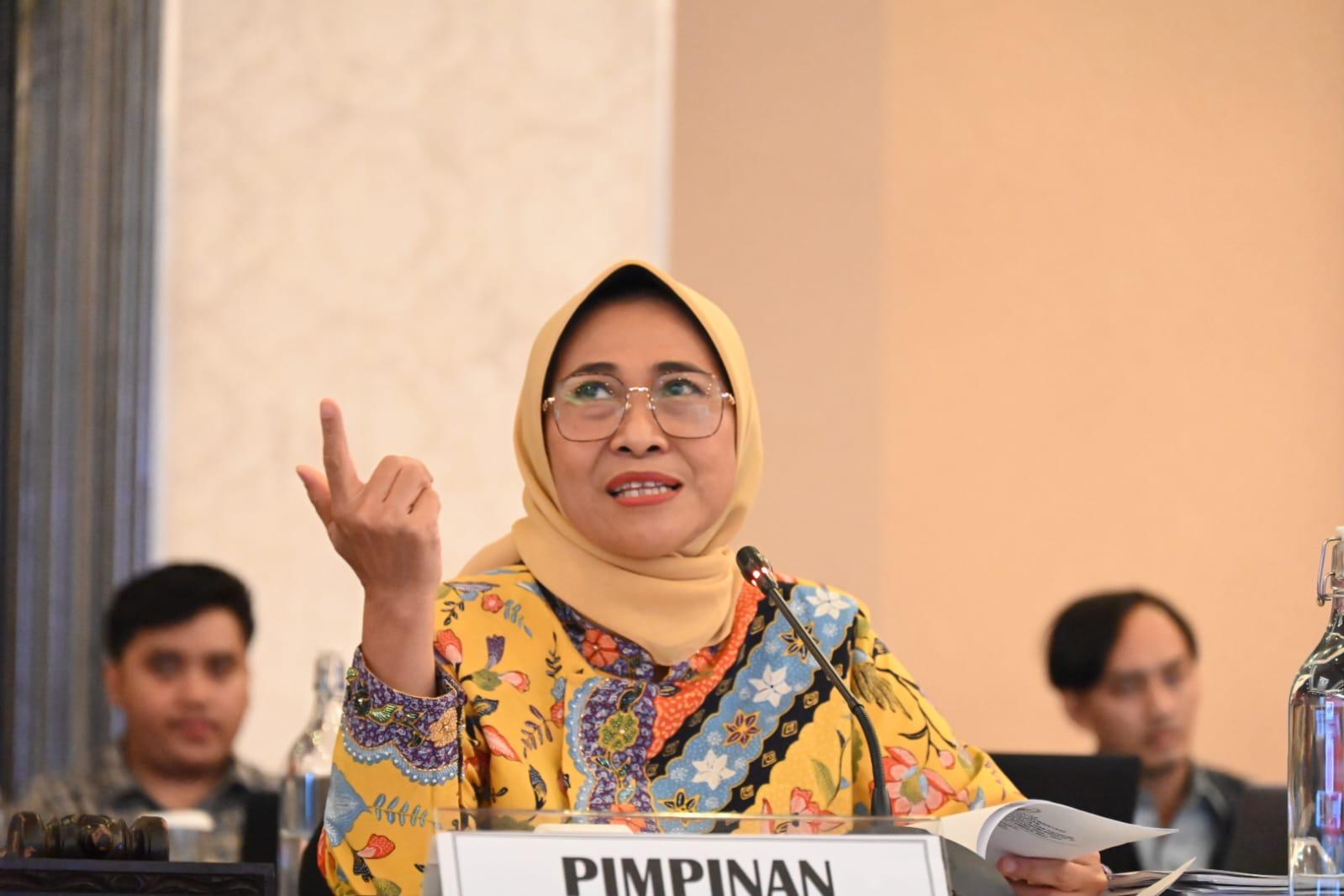 MEMIMPIN RAPAT: Ketua Komisi X DPR RI, Hetifah Sjaifudian memimpin RDPU bersama Uniba dan PDMI.
