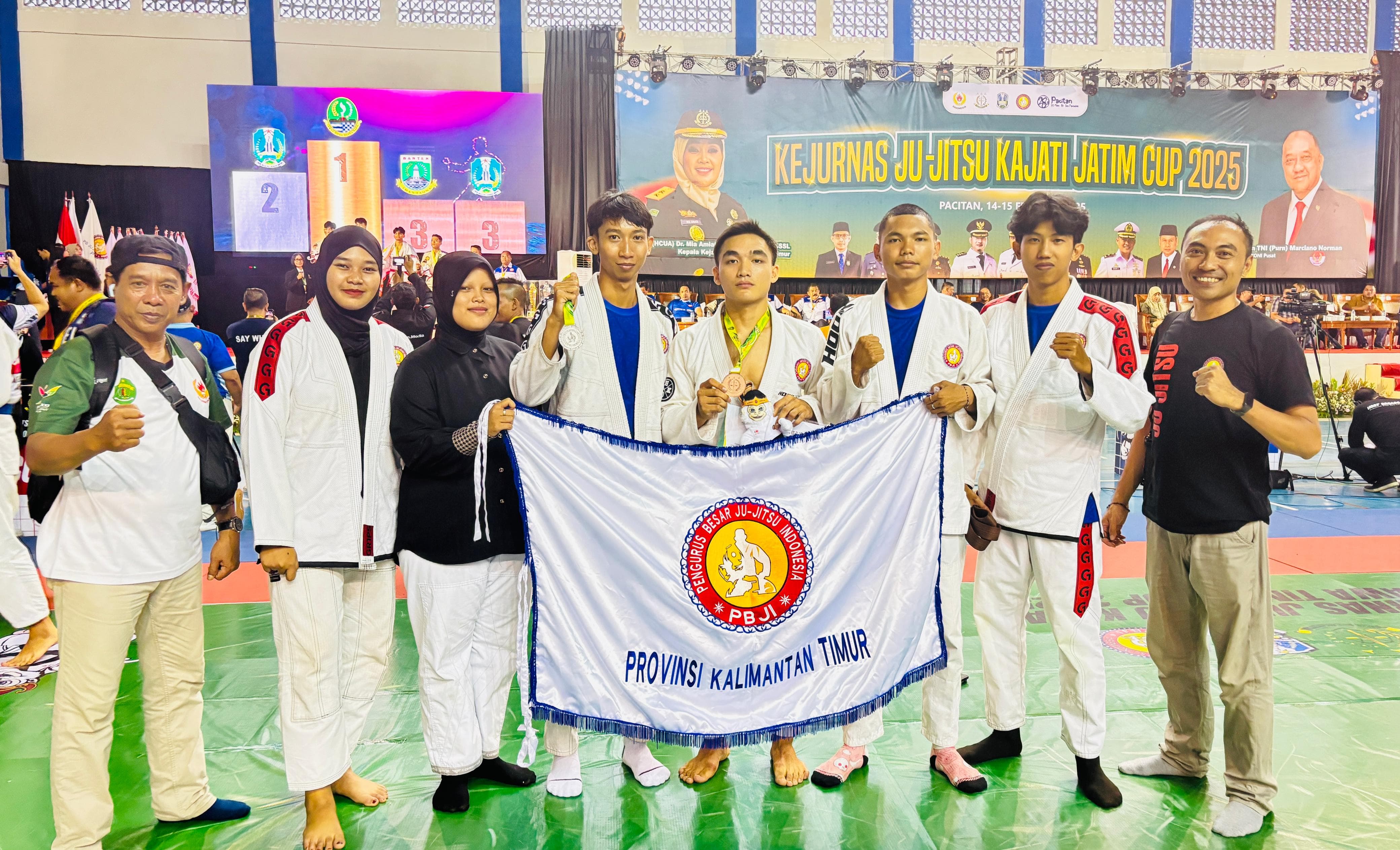 PRESTASI: Skuad jujitsu Kaltim sukses memboyong perak dan perunggu dari Kejurnas Jujitsu Kajati 2025 di Jatim.