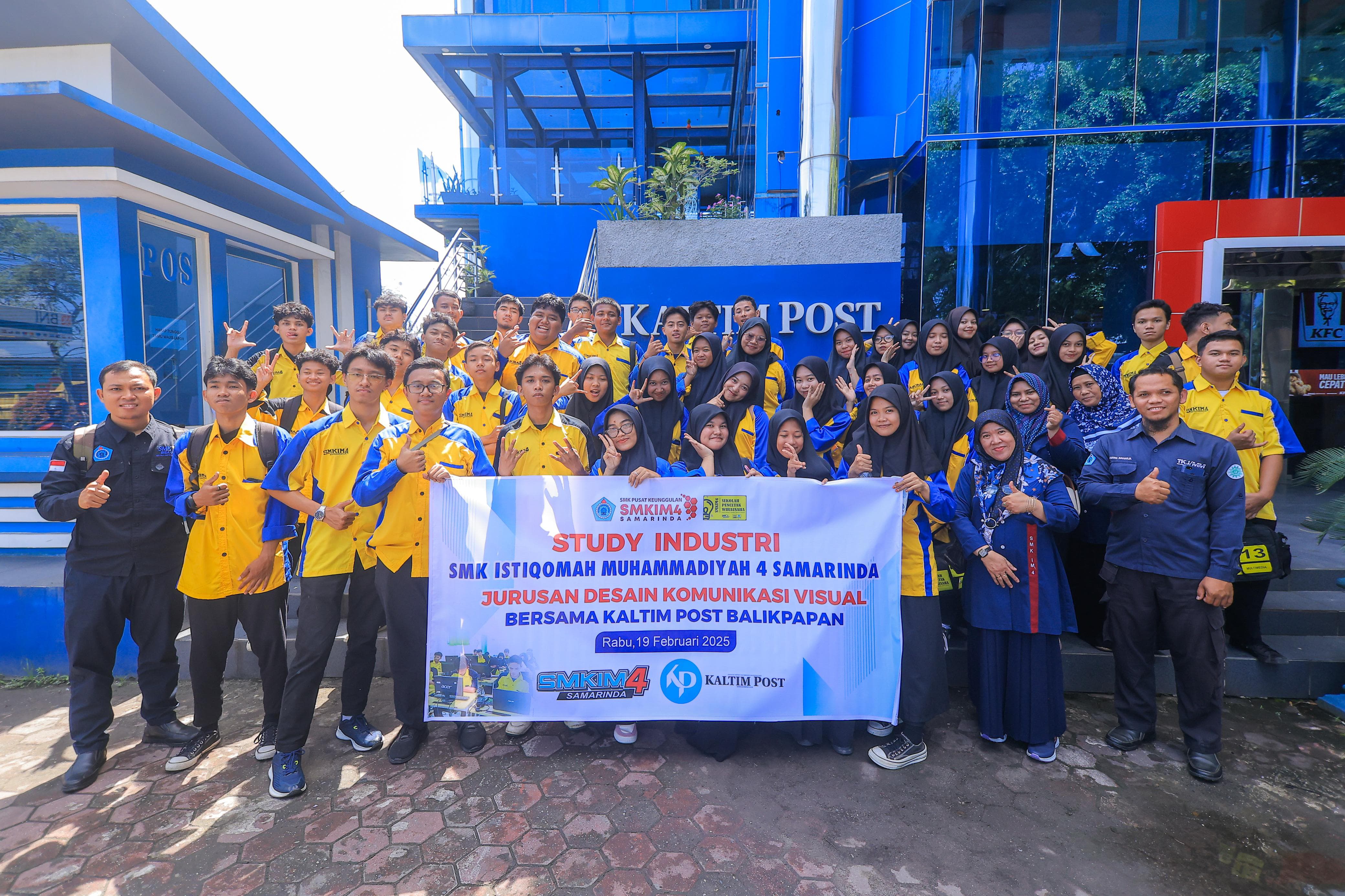 BELAJAR JURNALISTIK:  Sebanyak 43 peserta didik dari jurusan Desain Komunikasi Visual kelas 10 hingga 12 SMK Istigomah Muhammadiyah 4 Samarinda melakukan kunjungan langsung ke Kantor Kaltim Post.