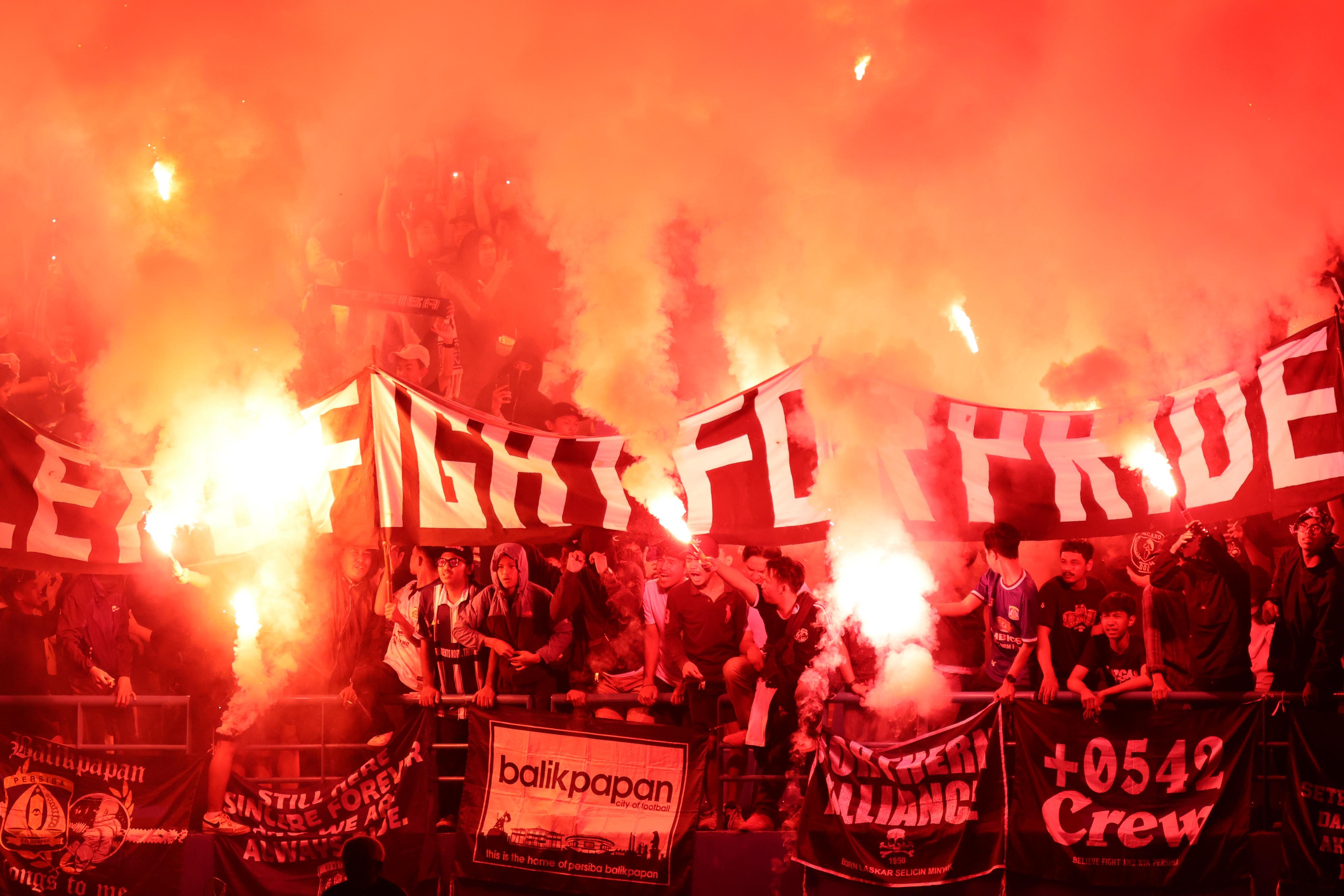 Fans Persiba merayakan tim kesayangan mereka. (Foto: Anggi/KP)