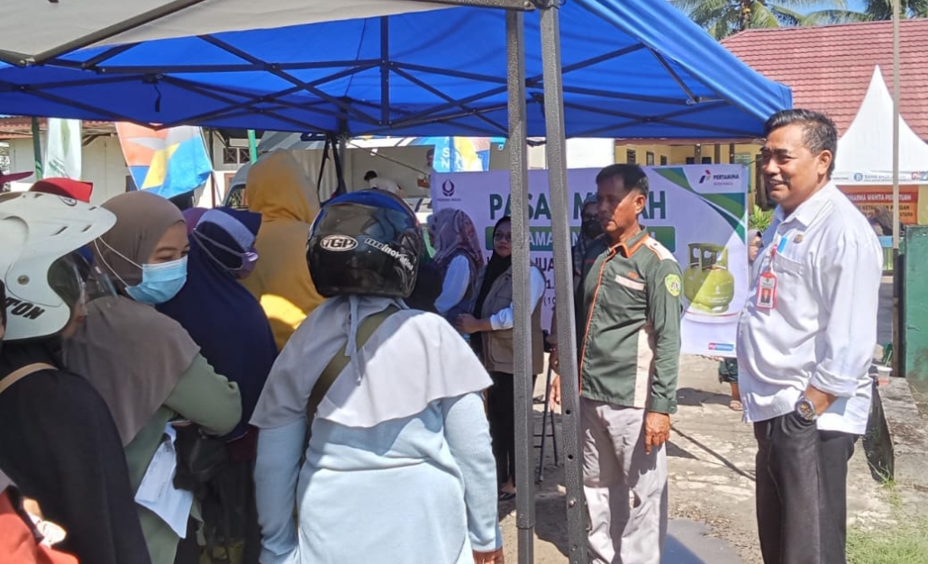 ANTUSIAS: Mulyono menyambut masyarakat yang datang dalam Program GPM di depan Kantor Dishanpan PPU.