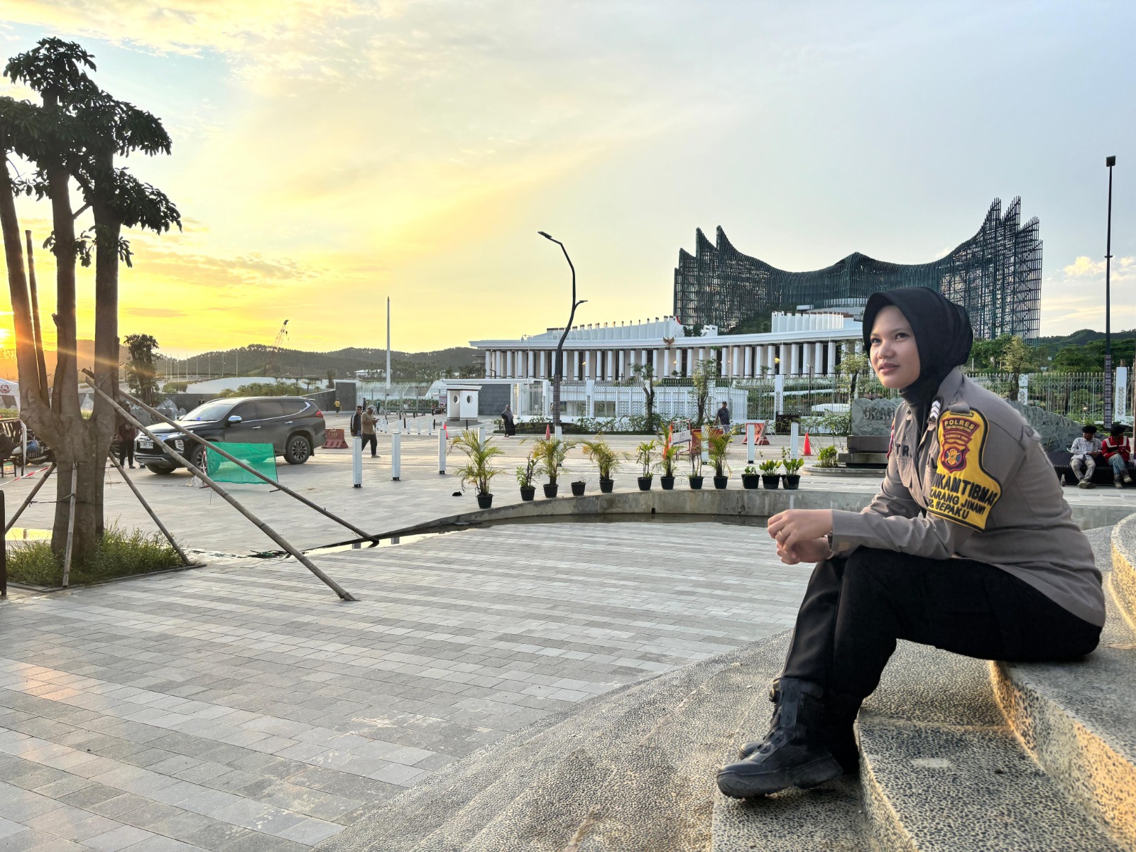 INSPIRATIF: Brigpol Astri, polwan anggota Bhabinkamtibmas yang inspiratif dengan latar belakang Istana Garuda IKN.