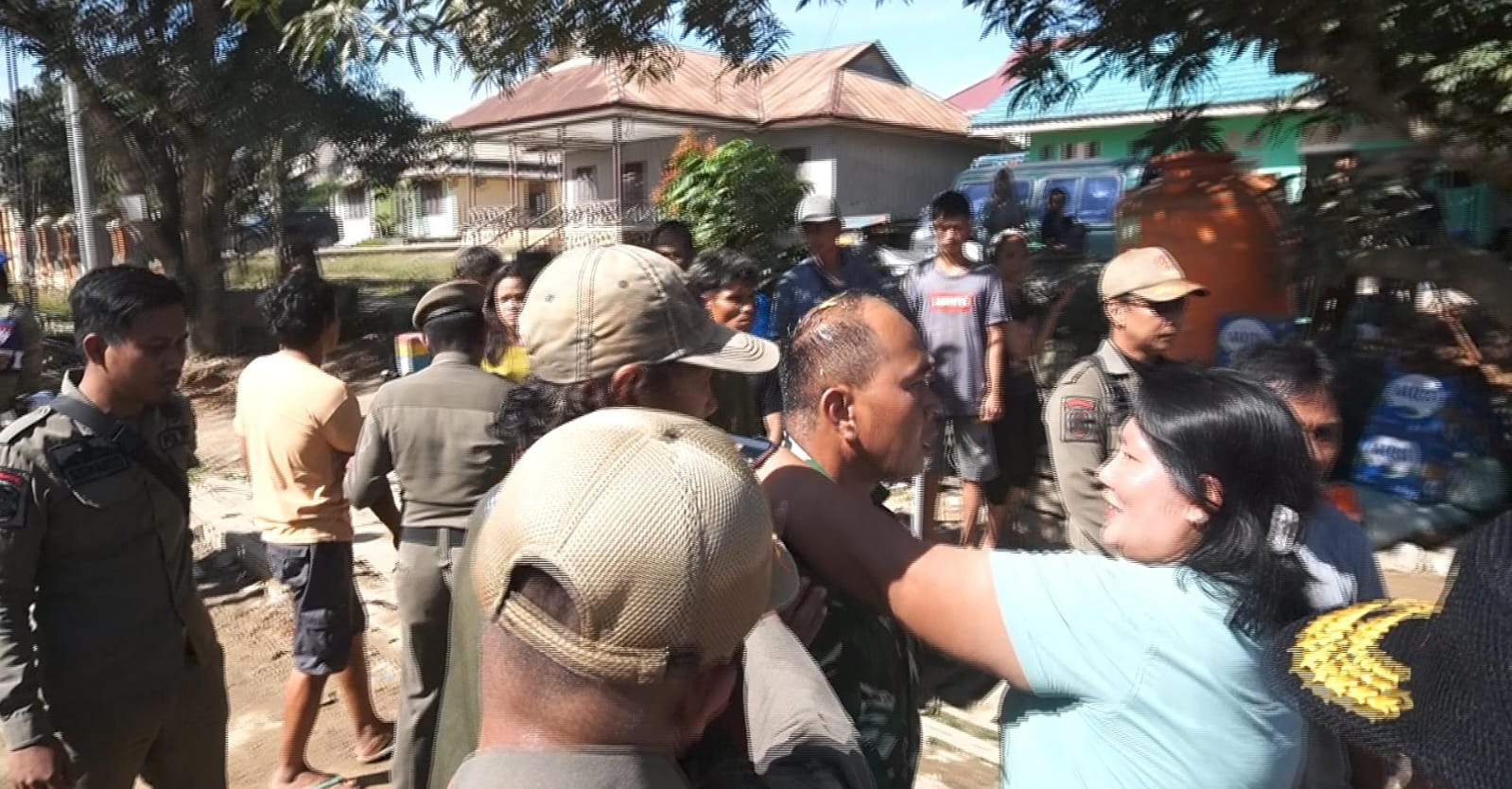 RICUH: Operasi penertiban PKL di Sepaku diwarnai kericuhan antara pedagang dengan petugas.