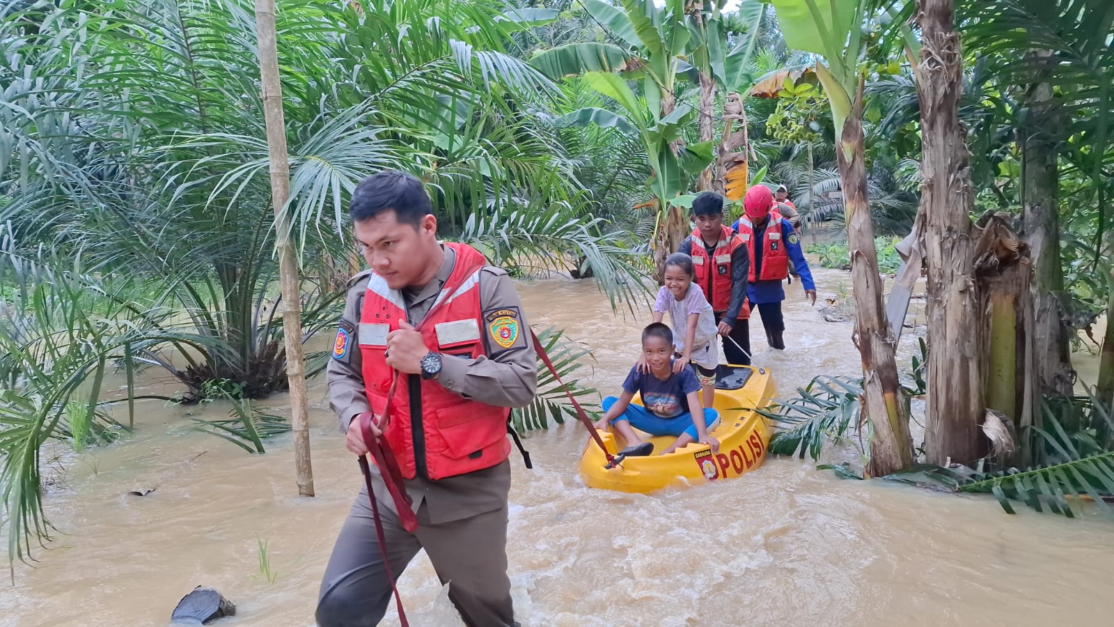 EVAKUASI: Petugas BPBD PPU saat mengevakuasi korban banjir di Desa Labangka, Kecamatan Babulu, PPU.