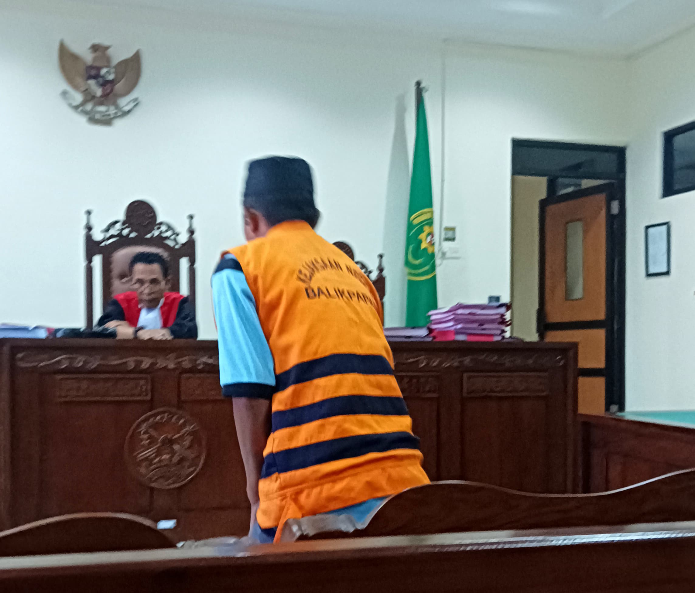 BERSALAH: Majelis hakim vonis 2 tahun dan denda Rp 100 juta, terdakwa akan pikir-pikir selama 7 hari.