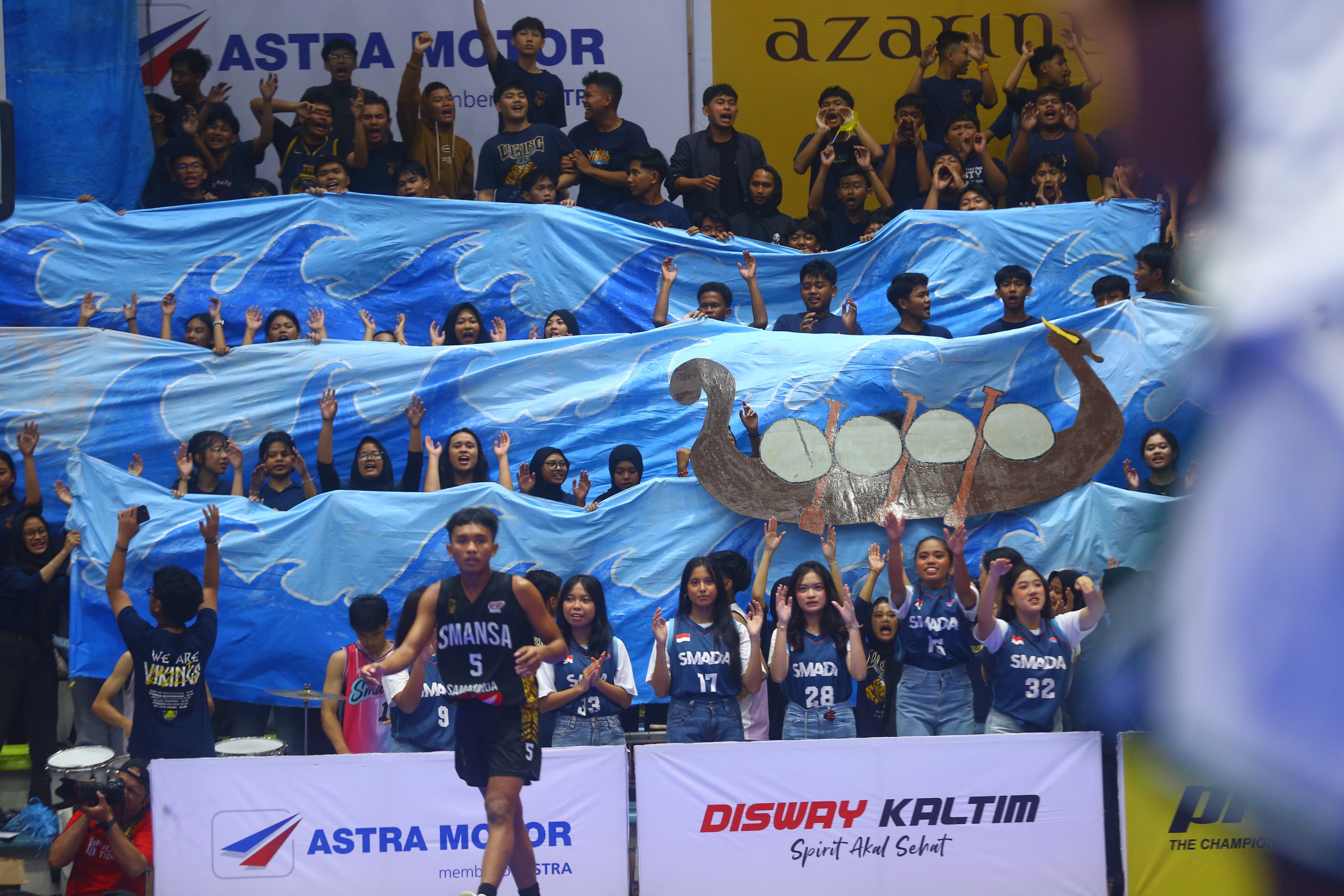 Totalitas Viking, suporter setia SMAN 2  Samarinda, kembali terbukti saat mereka memberikan dukungan penuh bagi tim basket kebanggaannya.