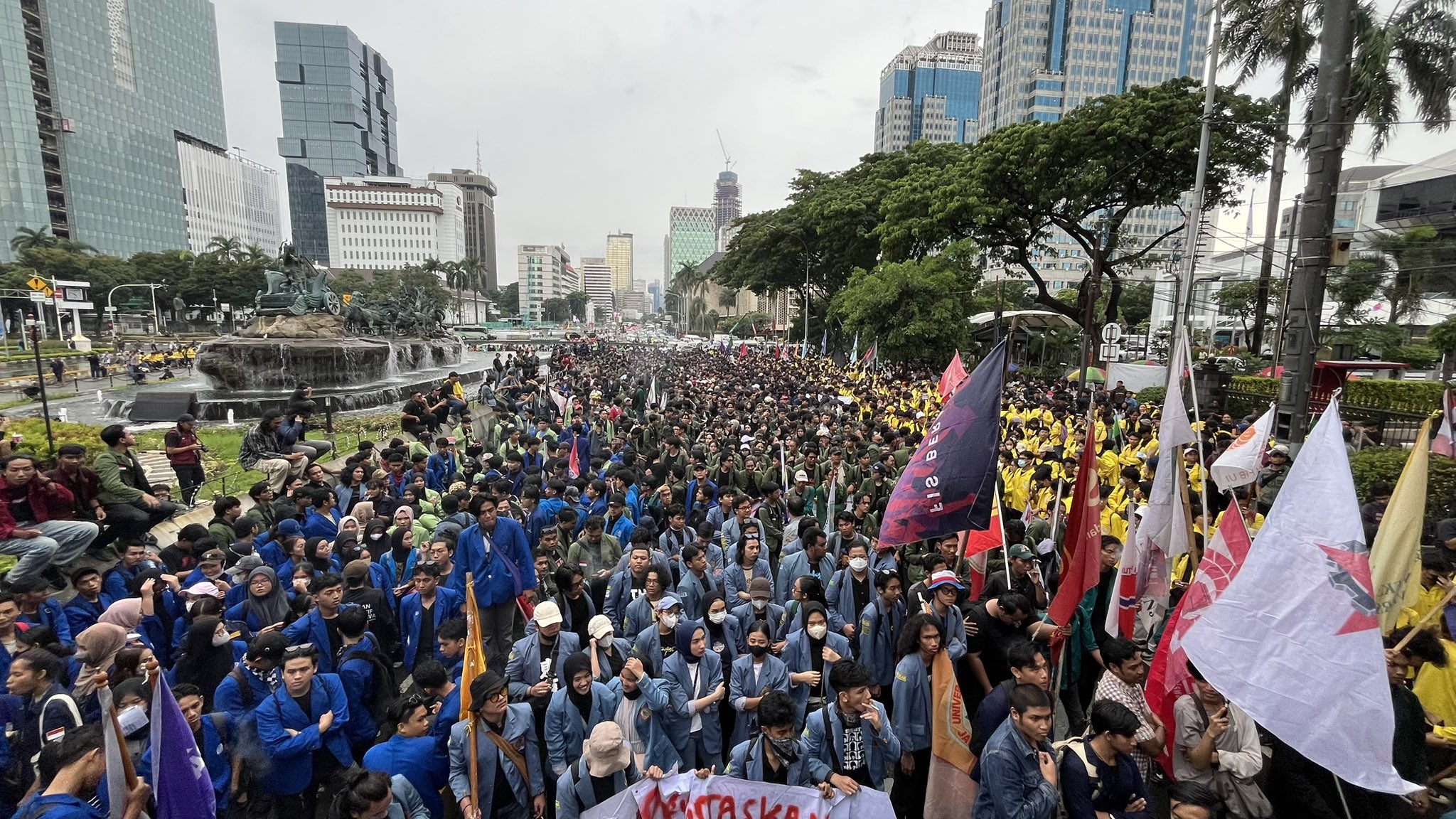 Aksi Indonesia Gelap menuntut pemerintah mengevaluasi beberapa kebijakan. (Foto: Istimewa)