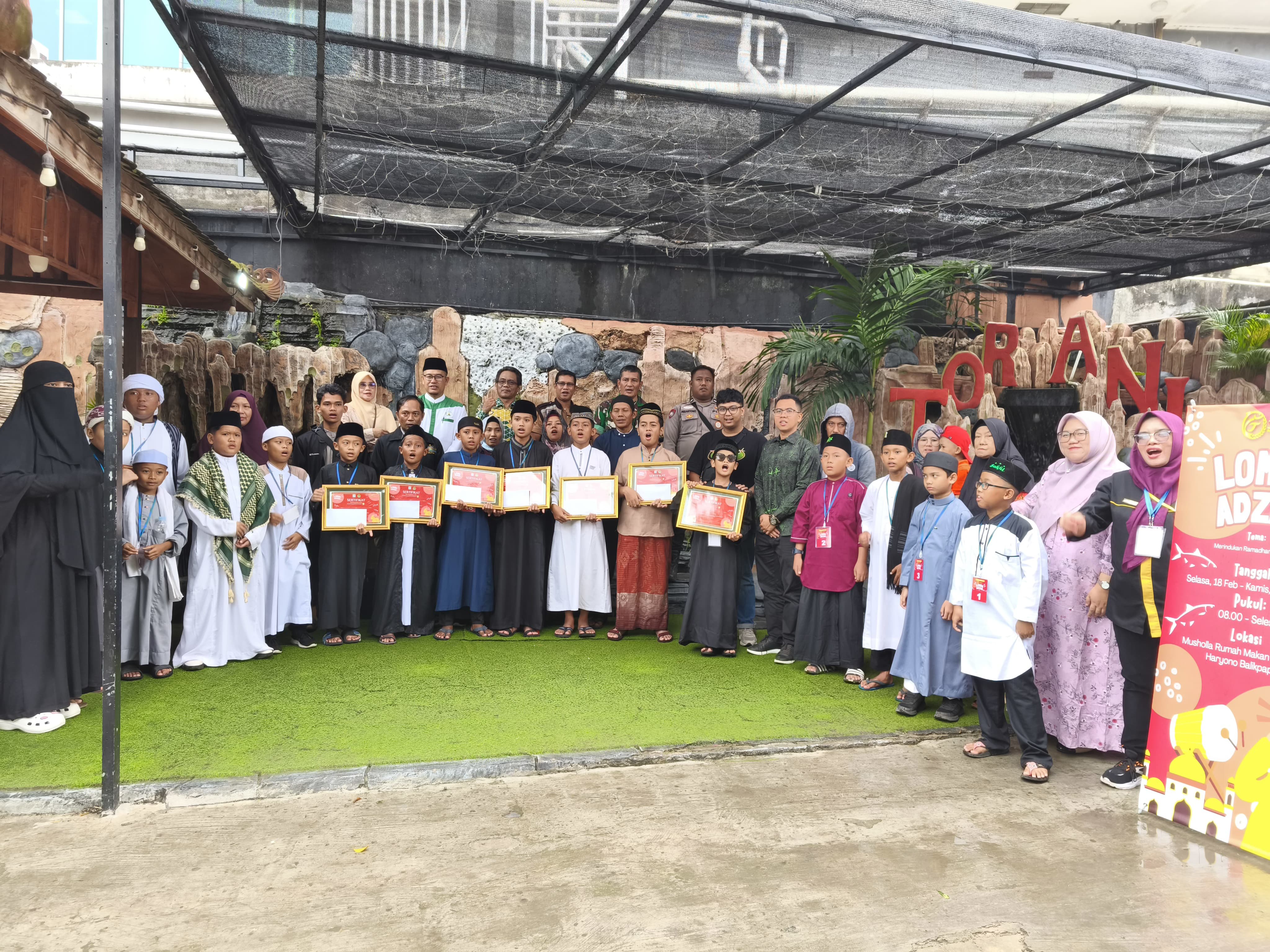 PARA PEMENANG: Para pemenang (depan pegang piagam) bersama peserta lainnya yang berlaga di babak final lomba azan, didampingi CEO RM Torani, Khalid Daffa Sing, Lurah Sungainangka Zainul Husni Suryadi.