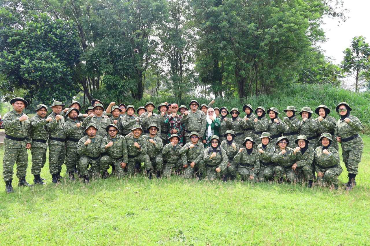 WAWASAN: Kepala desa dan lurah se-Kecamatan Penajam, PPU mengikuti kegiatan wawasan kebangsaan dan bela negara di Mako Kopasgat TNI AU di Bandung, Jawa Barat.