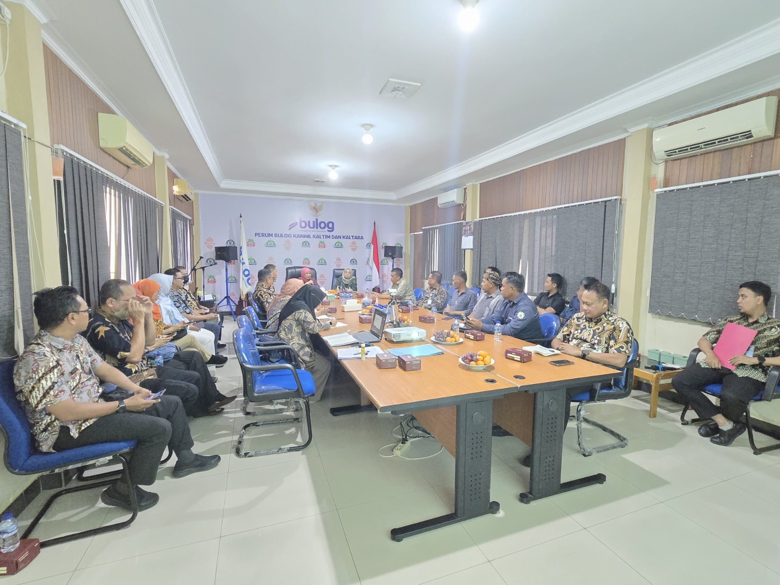 RAPAT: Perum Bulog Kanwil Kaltim dan Kaltara di Balikpapan saat rapat membahas penyerapan bahan pangan melibatkan Perpadi PPU.