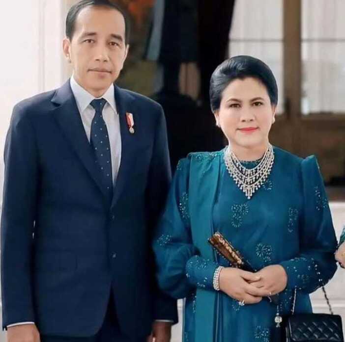 Mantan presiden ketujuh RI Joko Widodo bersama sang istri, Iriana.