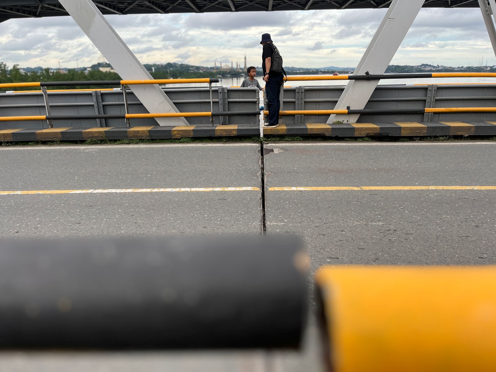MAKIN RENGGANG: Kondisi di Jembatan Mahakam saat ini dianggap masih aman untuk dilintasi. Namun, tetap kendaraan berat tak diperbolehkan melintas.