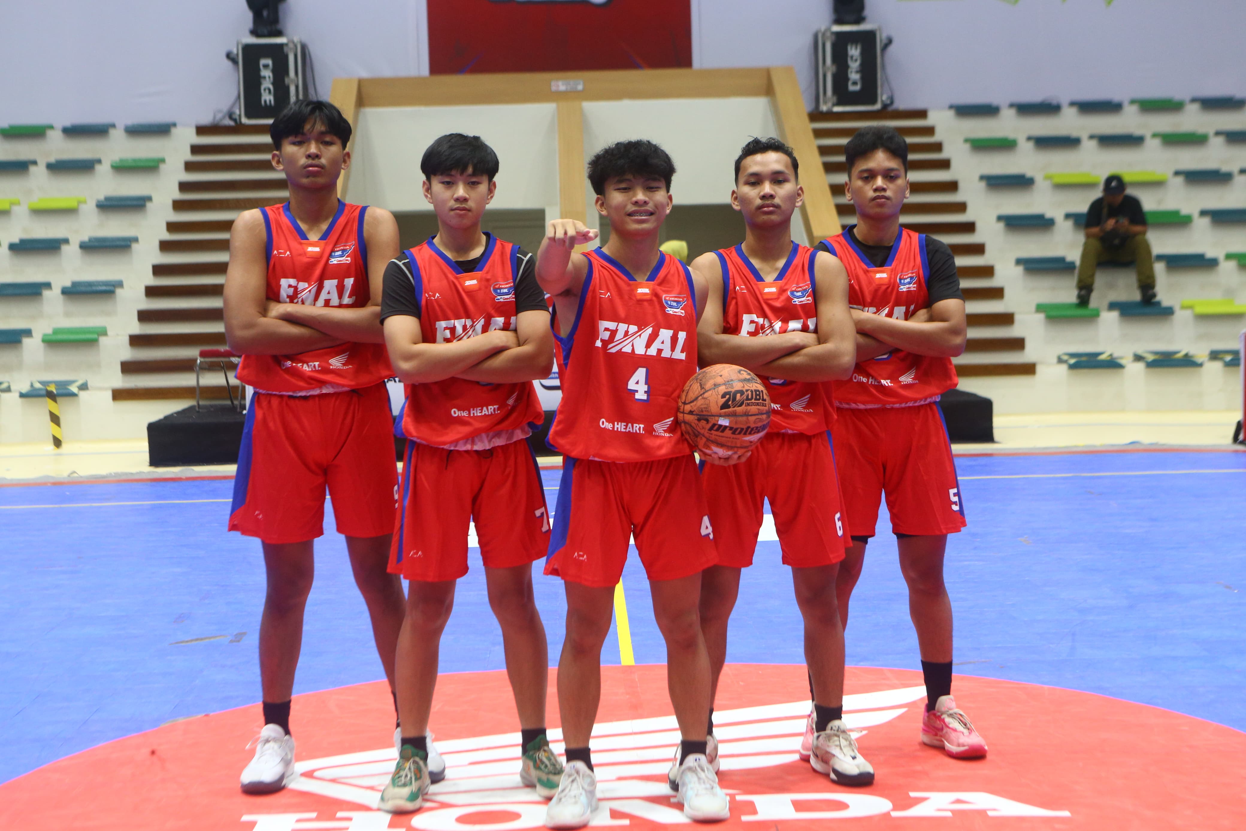 Tim putra SMAN 2 Samarinda siap menantang SMAN 1 Balikpapan di final party Honda DBL with Kopi Good Day 2024-2025 East Kalimantan.