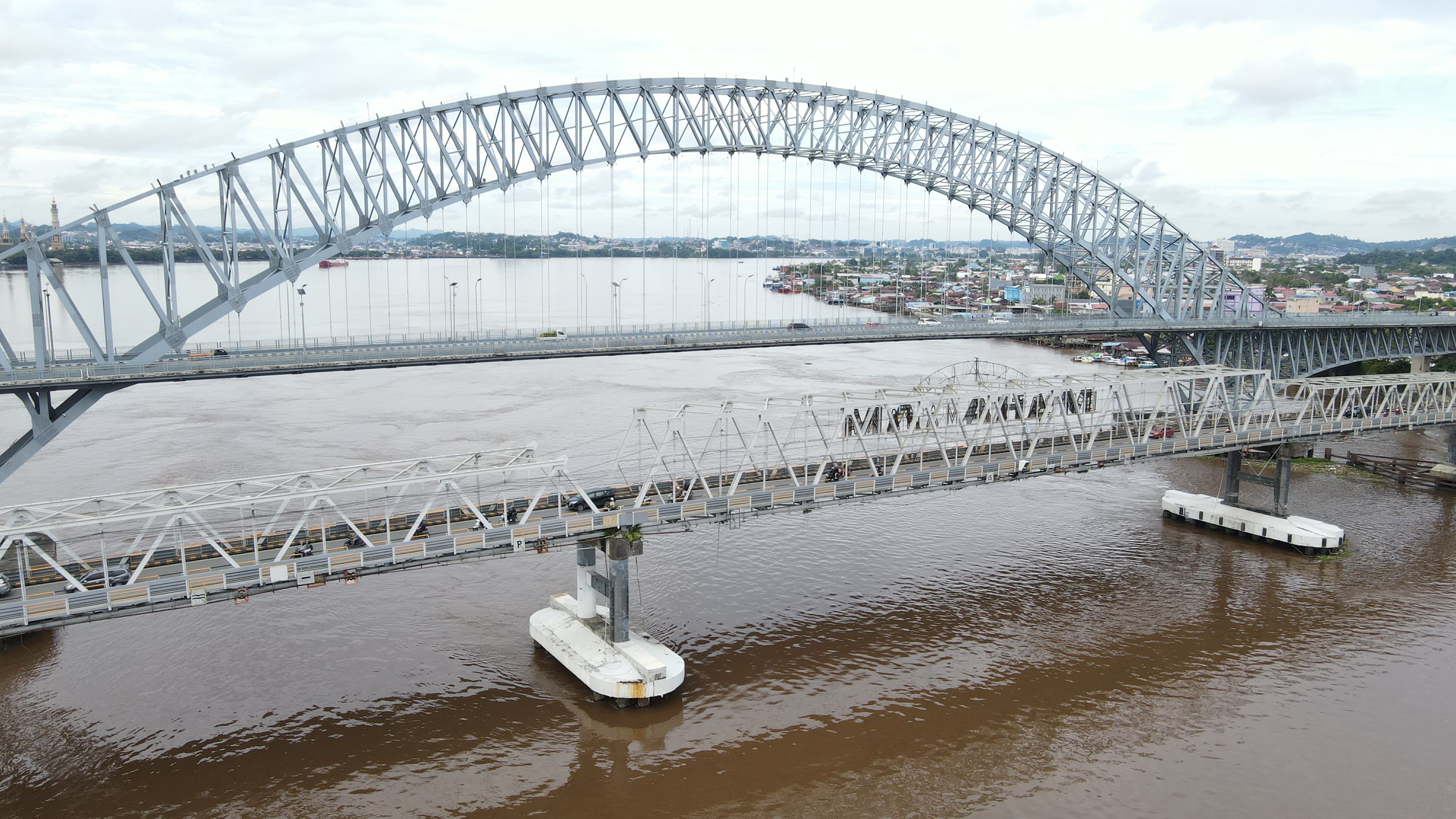 Kondisi pilar Jembatan Mahakam tak lagi dilindungi fender yang bisa berakibat penabrakan bisa terulang.