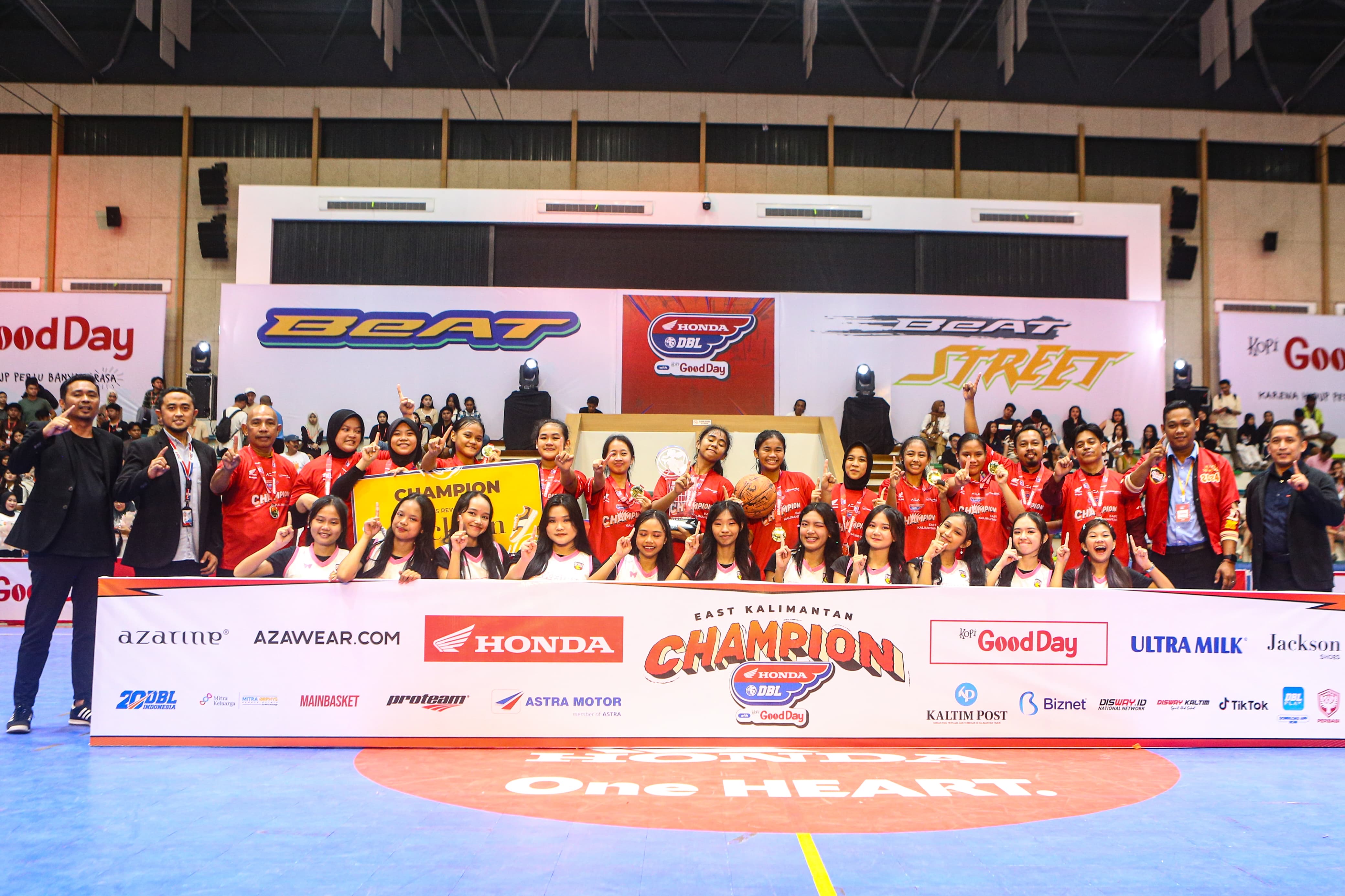 Tim putri SMAN 5 Balikpapan keluar sebagai juara Honda DBL with Kopi Good Day 2024-2025 East Kalimantan.