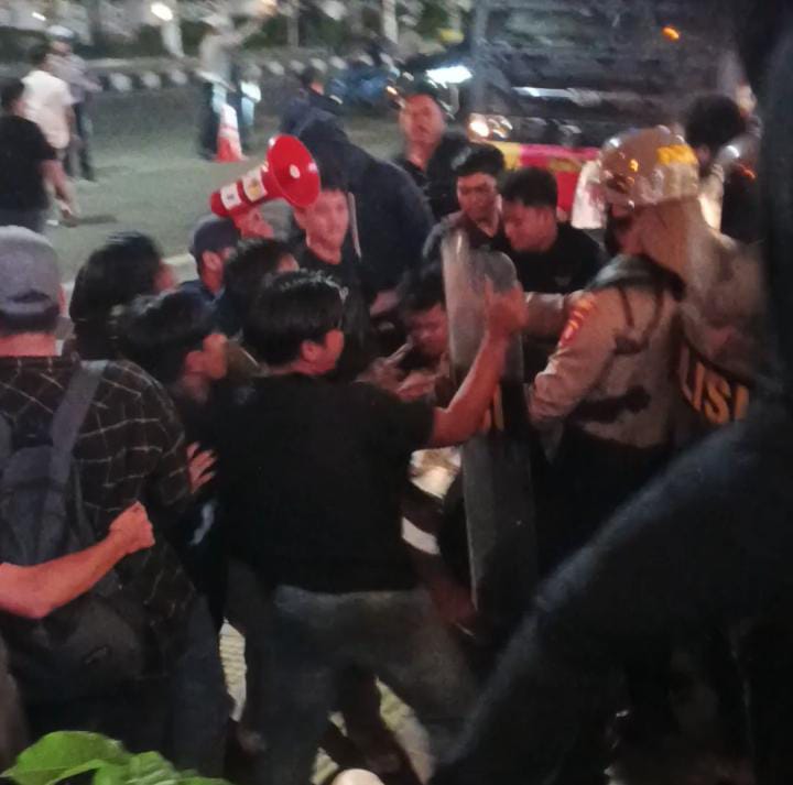 Aksi demonstrasi mahasiswa Balikpapan bertajuk Indonesia Gelap di depan Gedung DPRD Balikpapan saat dibubarkan polisi. (Foto: Syahrul Ramadan/KP)