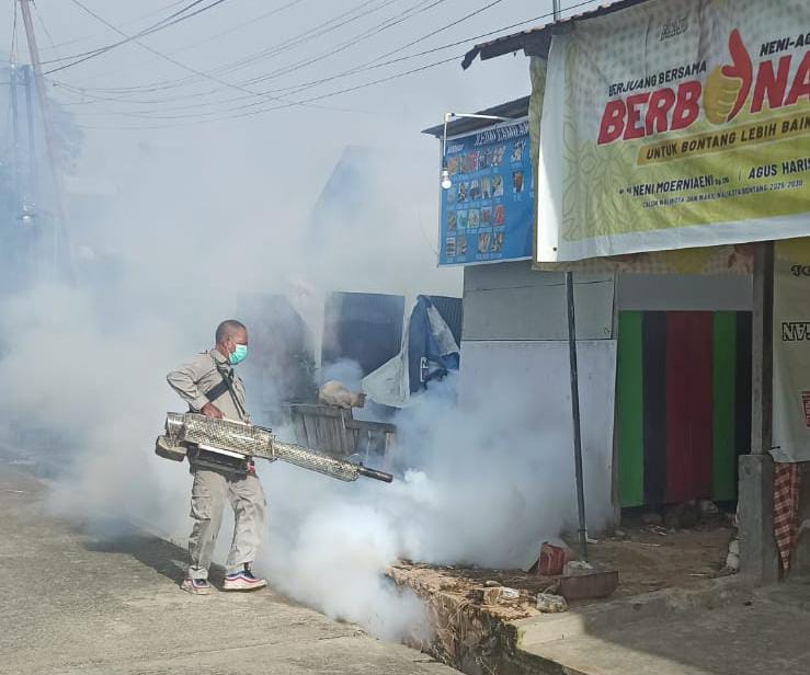PENANGANAN: Fogging area dilakukan terhadap lokasi yang terjadi penularan DBD melalui gigitan nyamuk aedes aegypti.