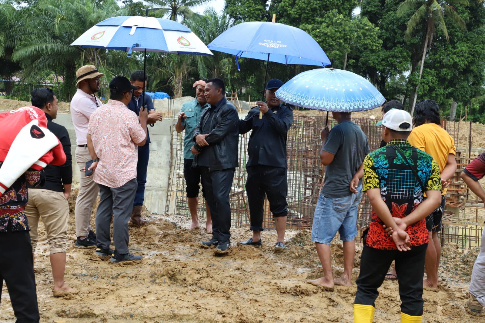TEMUI KARYAWAN: Komisi C DPRD Bontang mendatangi tempat kediaman karyawan PT Bumi Lansirang selaku pemenang tender proyek bendung sungai yang belum dibayar gajinya hingga lima pekan.