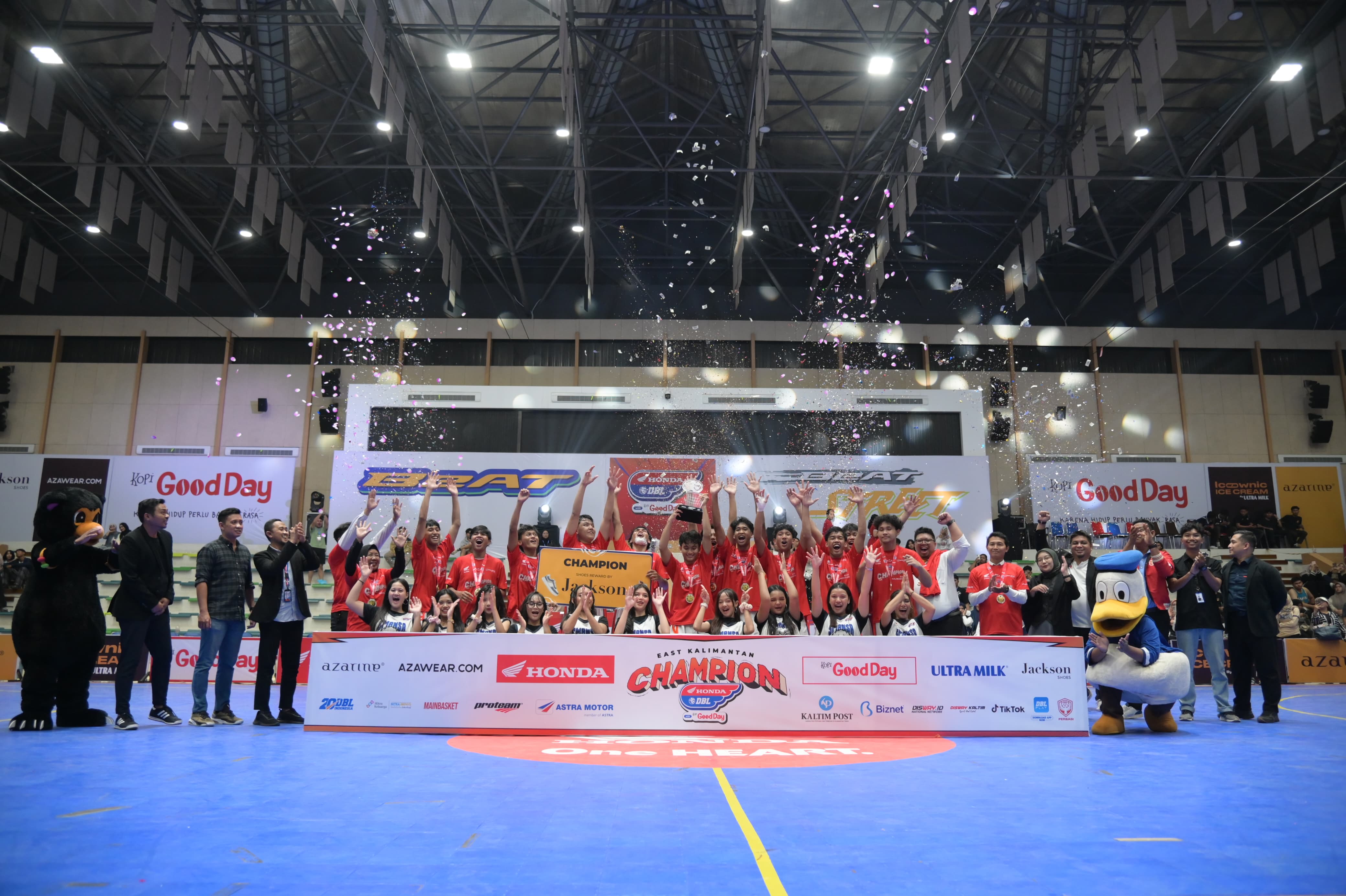 Tim putra SMAN 1 Balikpapan merayakan gelar kelima mereka di ajang DBL Samarinda.