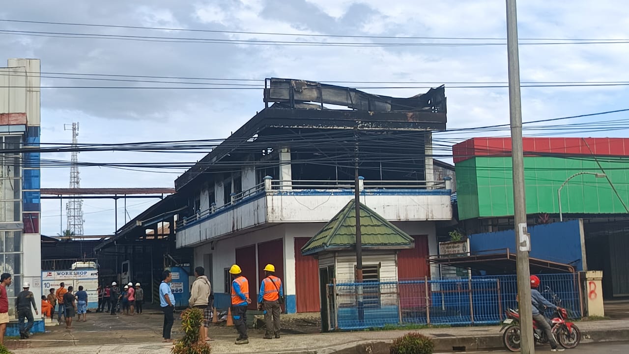 DILALAP SI JAGO MERAH: Gedung Mess Pelita Motor Jaya Jalan Yos Sudarso VI, Desa Singa Gembara, Kecamatan Sangatta Utara, Kutai Timur.
