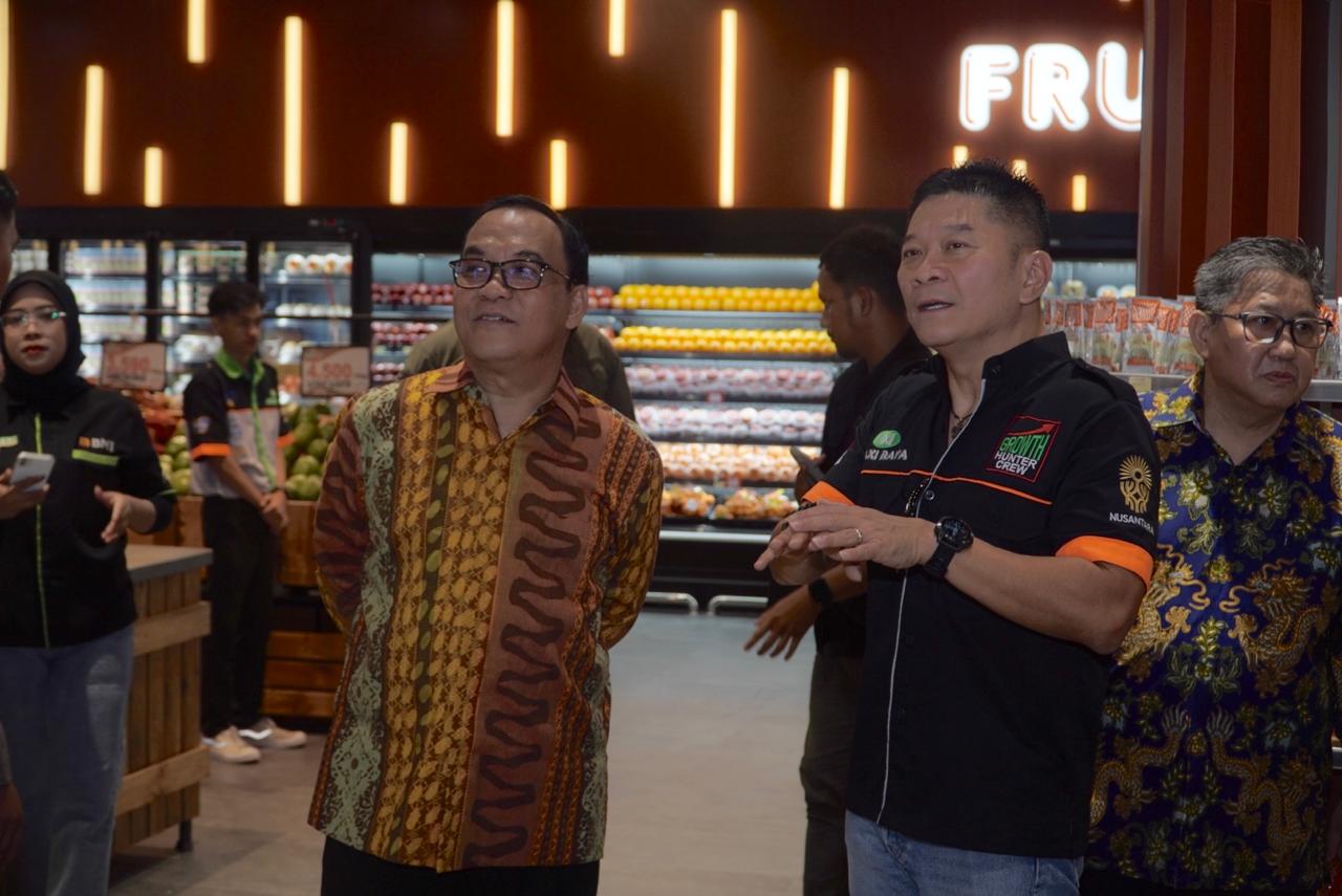 OPTIMISME: Wakil Wali Kota Balikpapan Bagus Susetyo (kiri) saat menghadiri peresmian Maxi Lux. Maxi Raya optimistis bahwa ekspansi ini akan memperkuat posisinya sebagai pemain utama di industri ritel.