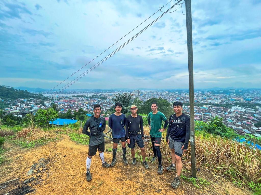MENANTANG: Trail running menjadi salah satu bagian olahraga lari yang spotnya bersentuhan dengan alam, baik jalur ke gunung maupun hutan.