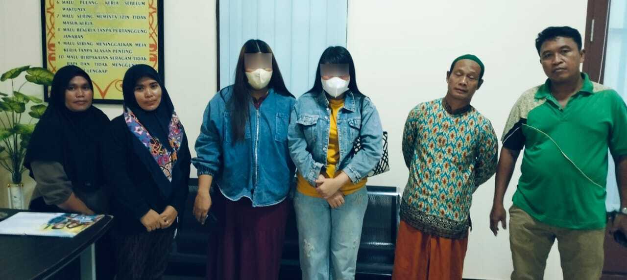DIAMANKAN: Dua PSK (pakai masker) saat diamankan Satpol PP PPU di sebuah guest house di kawasan IKN.