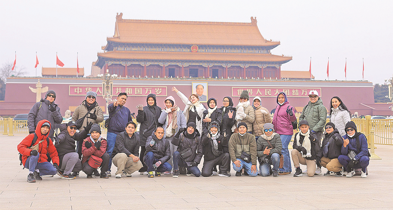 LAYAKNYA ALUN-ALUN: Rombongan Kaltim Post Group mengabadikan momen di Lapangan Tiananmen, pusat kota Beijing.