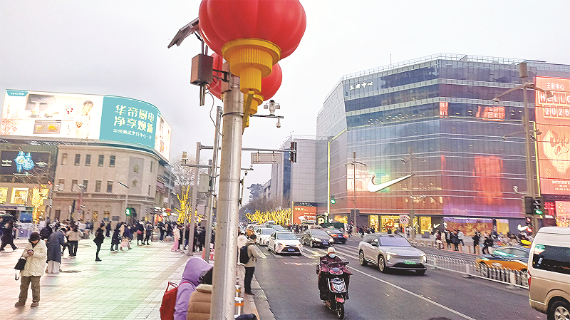 KAWASAN ELITE: Suasana perempatan jalan di Wangfujing, Beijing. Di setiap sisi jalan tersaji mal dengan brand-brand internasional.