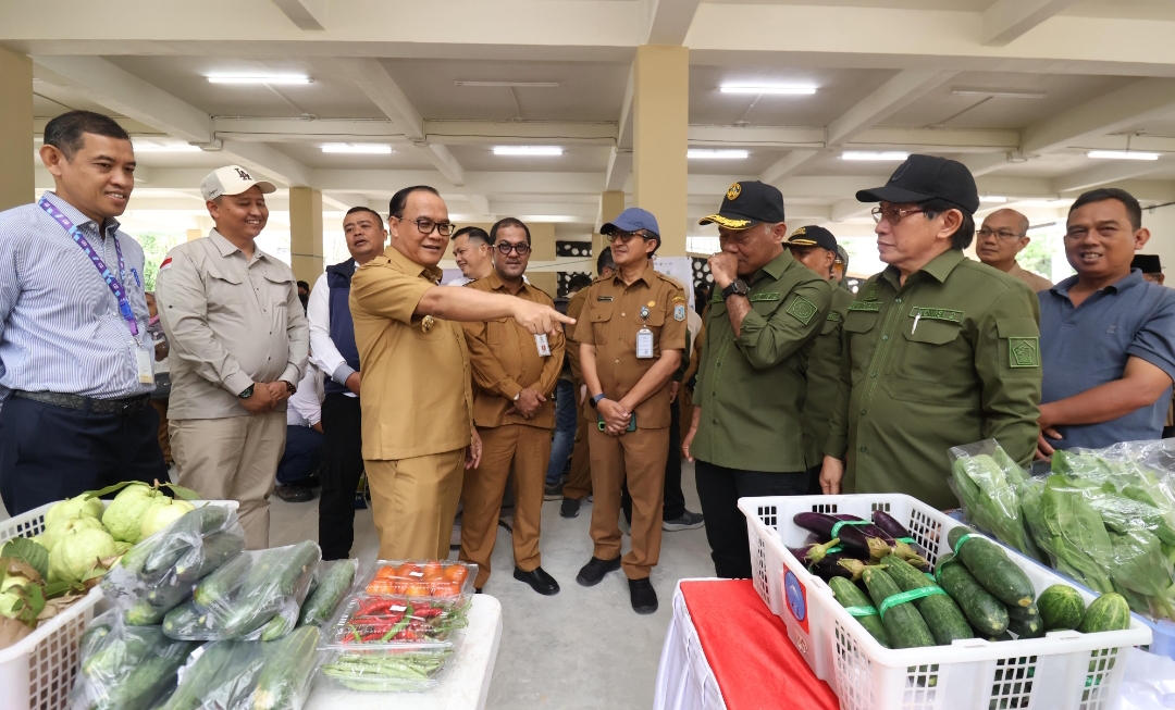 GERAK CEPAT: Wawali Balikpapan Bagus Susetyo pada hari pertama bekerja memantau pasar murah.