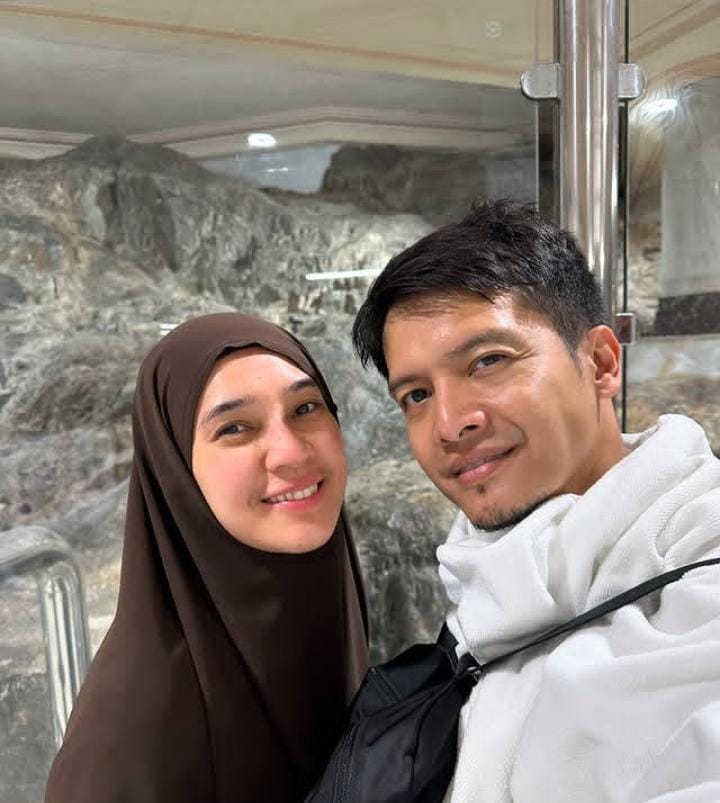 Selebriti Dhini Aminarti dan Dimas Seto.