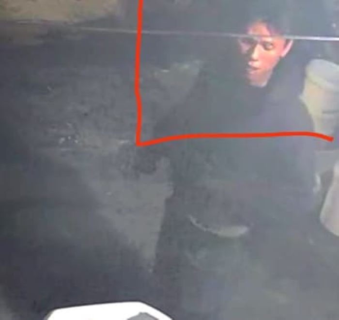 Terduga pelaku terekam CCTV melancarkan aksi penipuan dengan mengambil tabung gas elpiji 3 kilogram. (IST)