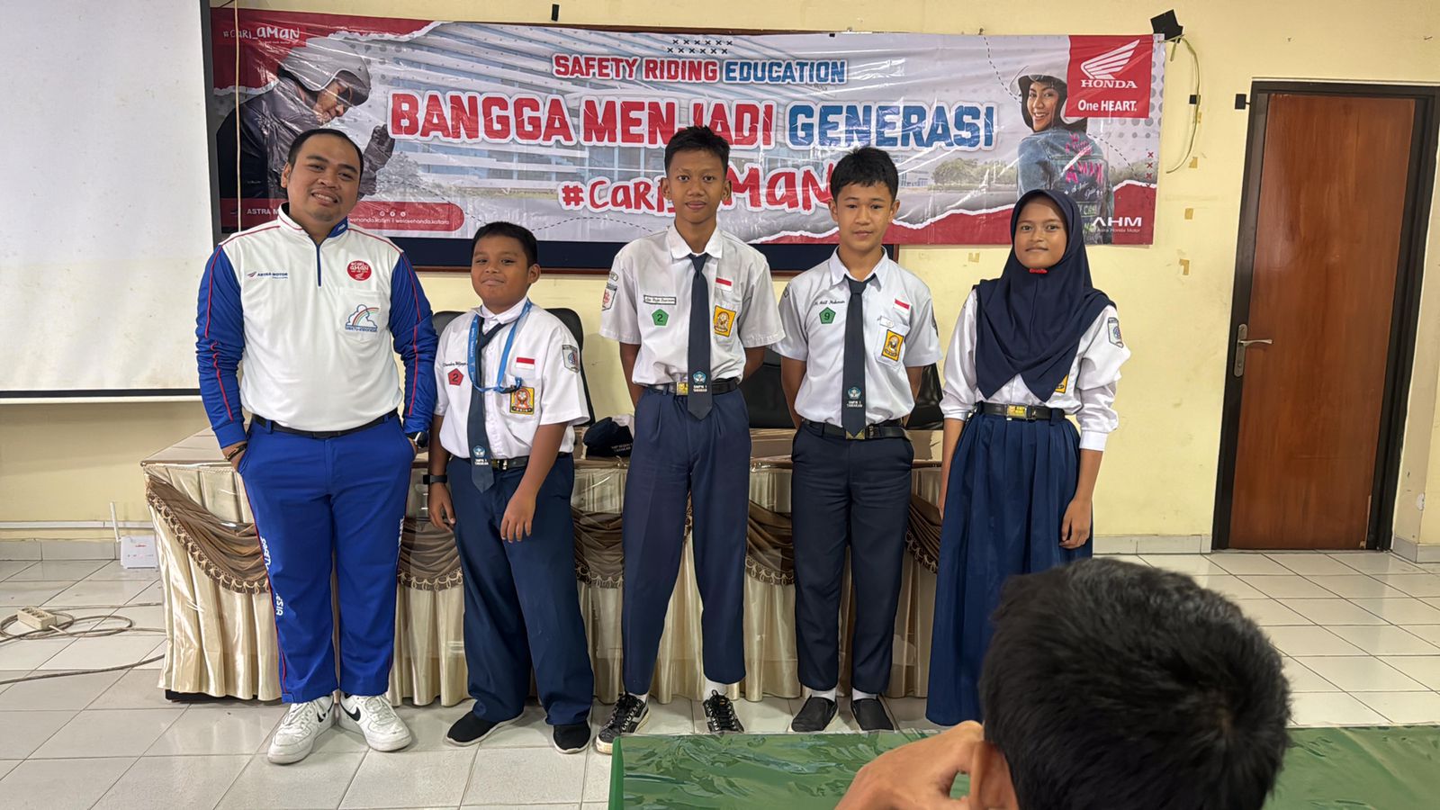 PENGENALAN: Sosialisasi dan bimbingan keselamatan berkendara dilakukan Astra Motor Kaltim 1 di sekolah-sekolah, bahkan di jenjang SMP.