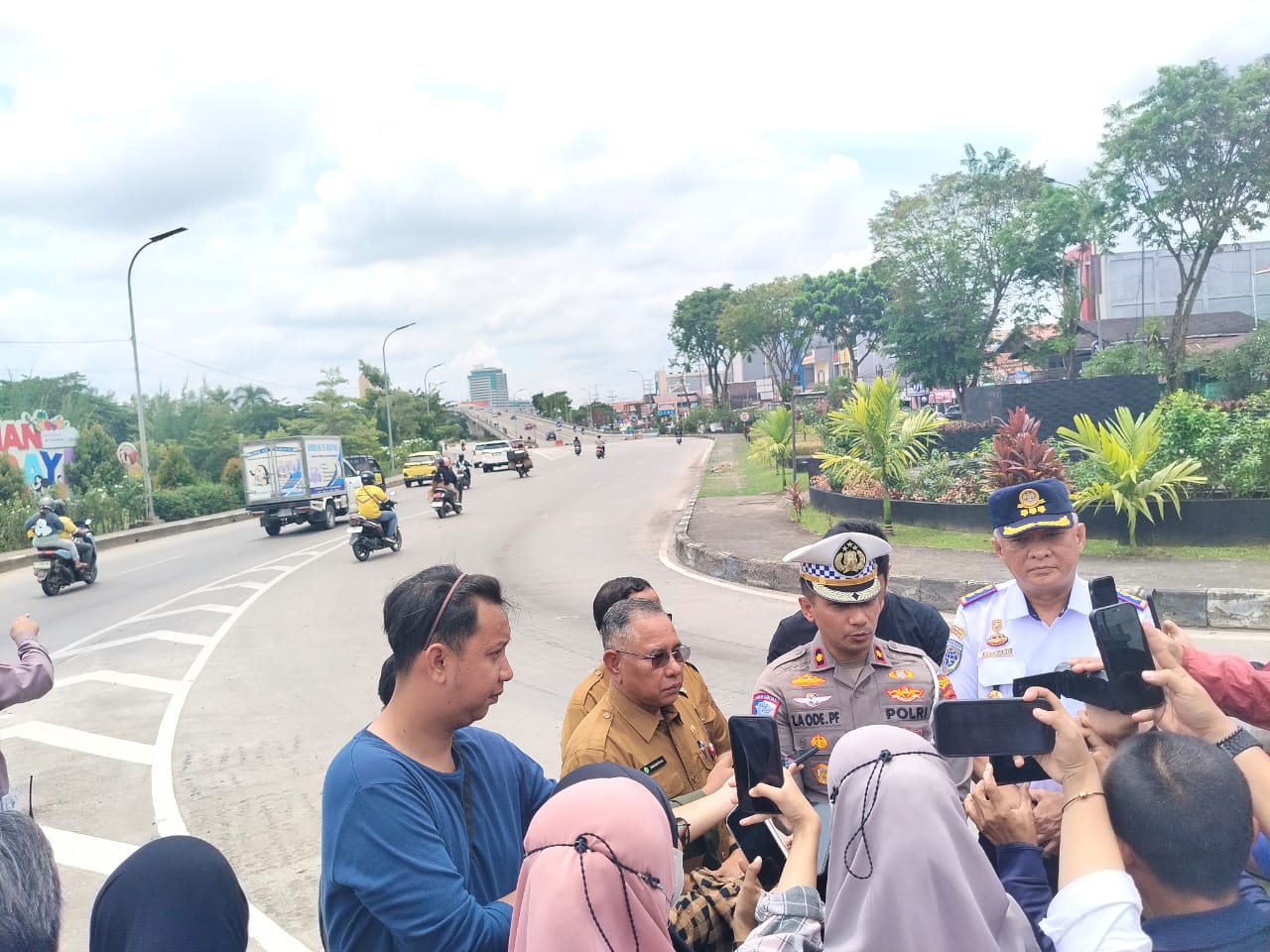 Dishub dan polresta meninjau persiapan rekayasa lalu lintas di Jembatan Kembar Mahakam IV, Samarinda, Selasa (25/2). (BAYU/KP)