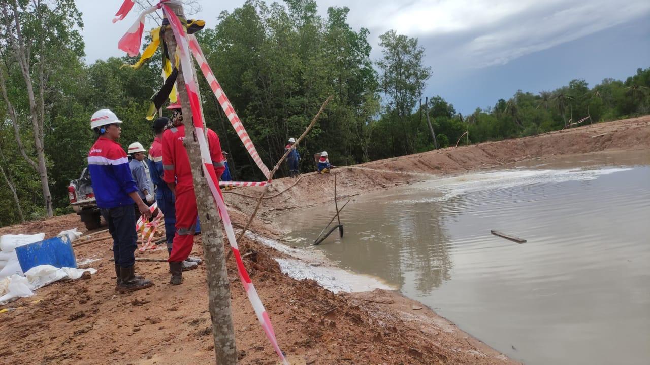 TUNGGU HASIL LABORATORIUM: Karyawan PT Pertamina Hulu Sanga Sanga menyemprotkan cairan kimia ke kolam limbah pada 30 Desember 2024 setelah nelayan melakukan protes. (FOTO: IST)